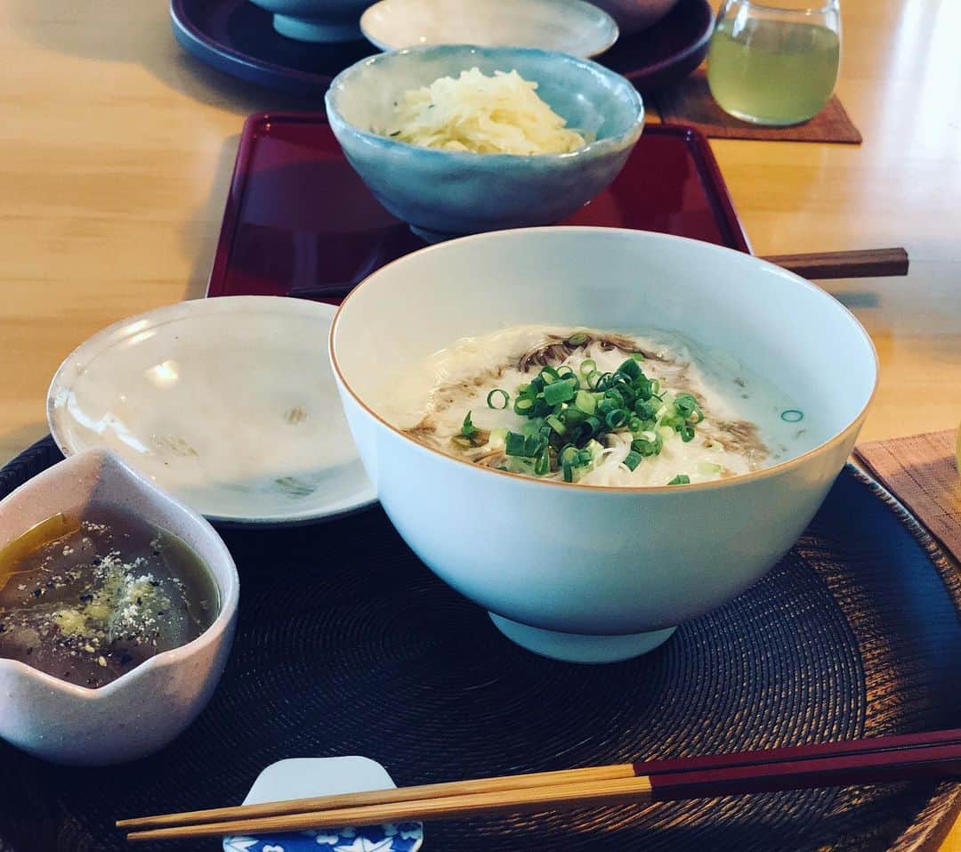 内田恭子さんのインスタグラム写真 - (内田恭子Instagram)「仲良しのお家で頂くお昼。お料理上手がささっと用意してくれたものはヘルシーで美味しくて、すっかり長居をしてしまいました。  #おうちごはん #話題は尽きず #ご馳走さまでした　#お料理上手 #内田恭子 #kyokouchida」8月25日 16時01分 - kyoko.uchida.official