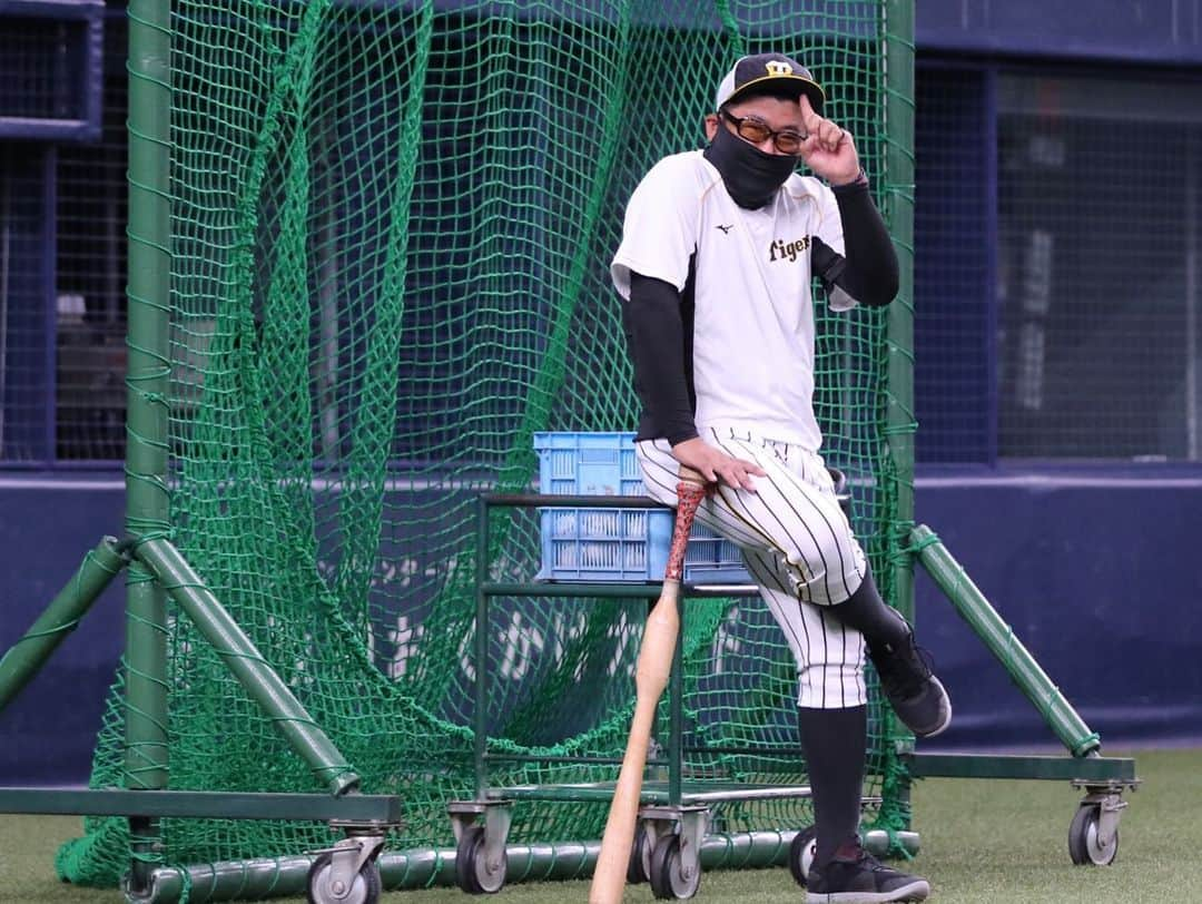 阪神タイガースさんのインスタグラム写真 - (阪神タイガースInstagram)「今日も京セラドーム大阪でDeNA戦！ 試合前練習の様子です！  #大山悠輔 選手 #中野拓夢 選手 #秋山拓巳 選手 #ジェリーサンズ 選手 #ジョーガンケル 選手 最後は秋山選手が撮影した #北川博敏 コーチ ✨ #阪神タイガース #挑超頂」8月25日 16時08分 - hanshintigers_official