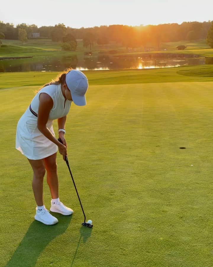 のインスタグラム：「I play HARD CORE — don’t be nassssssty!   Conmigo, las ronditas con apuestas no son relajaditas…  #putting #fistpump #golf #twighlightgolf」