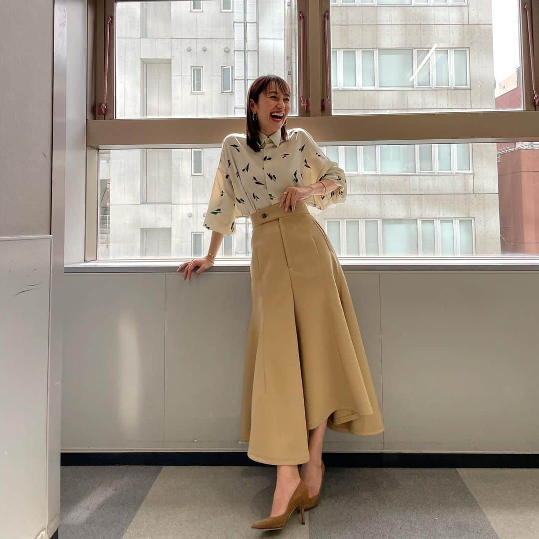 矢田亜希子さんのインスタグラム写真 - (矢田亜希子Instagram)「ラヴィット！終わりに📷 今日のラヴィットも楽しかったー！ありがとうございました😊 #ラヴィット#水曜日#tbs#ラヴィットファミリー#いつもスタジオは本当に楽しい時間です#盛山さんダイエット頑張っています👍 衣装は @ujoh.official  @sararth_jewelry」8月25日 17時55分 - akiko_yada