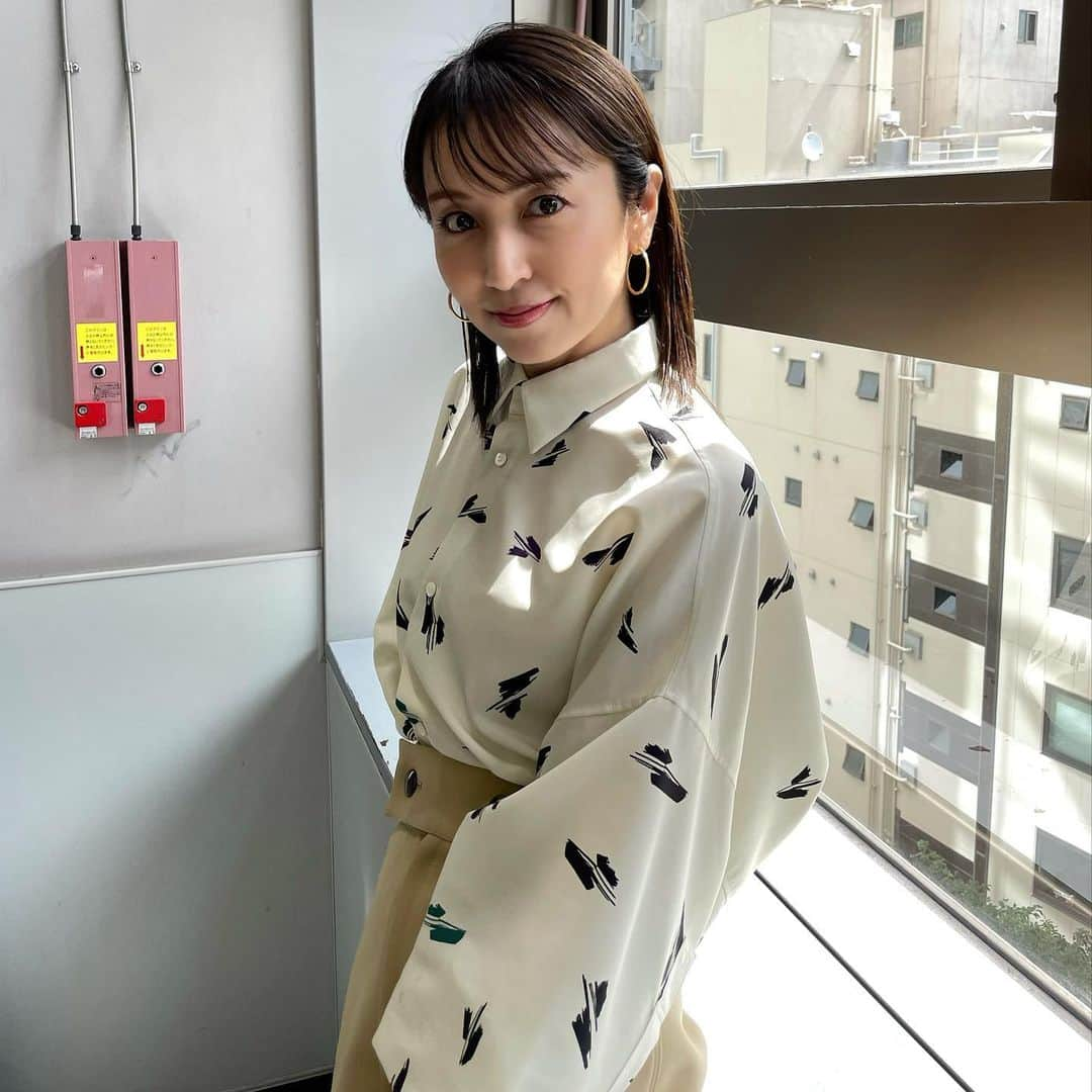 矢田亜希子さんのインスタグラム写真 - (矢田亜希子Instagram)「ラヴィット！終わりに📷 今日のラヴィットも楽しかったー！ありがとうございました😊 #ラヴィット#水曜日#tbs#ラヴィットファミリー#いつもスタジオは本当に楽しい時間です#盛山さんダイエット頑張っています👍 衣装は @ujoh.official  @sararth_jewelry」8月25日 17時55分 - akiko_yada