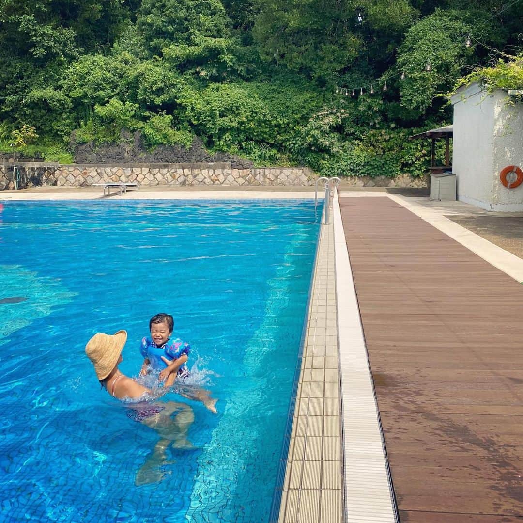 小川ひとみさんのインスタグラム写真 - (小川ひとみInstagram)「Pool day🥰 バタ足も上手🎉 ジャンプも怖くないよ❤️ #2歳7ヶ月 #summer #pool」8月25日 18時02分 - hitomy220