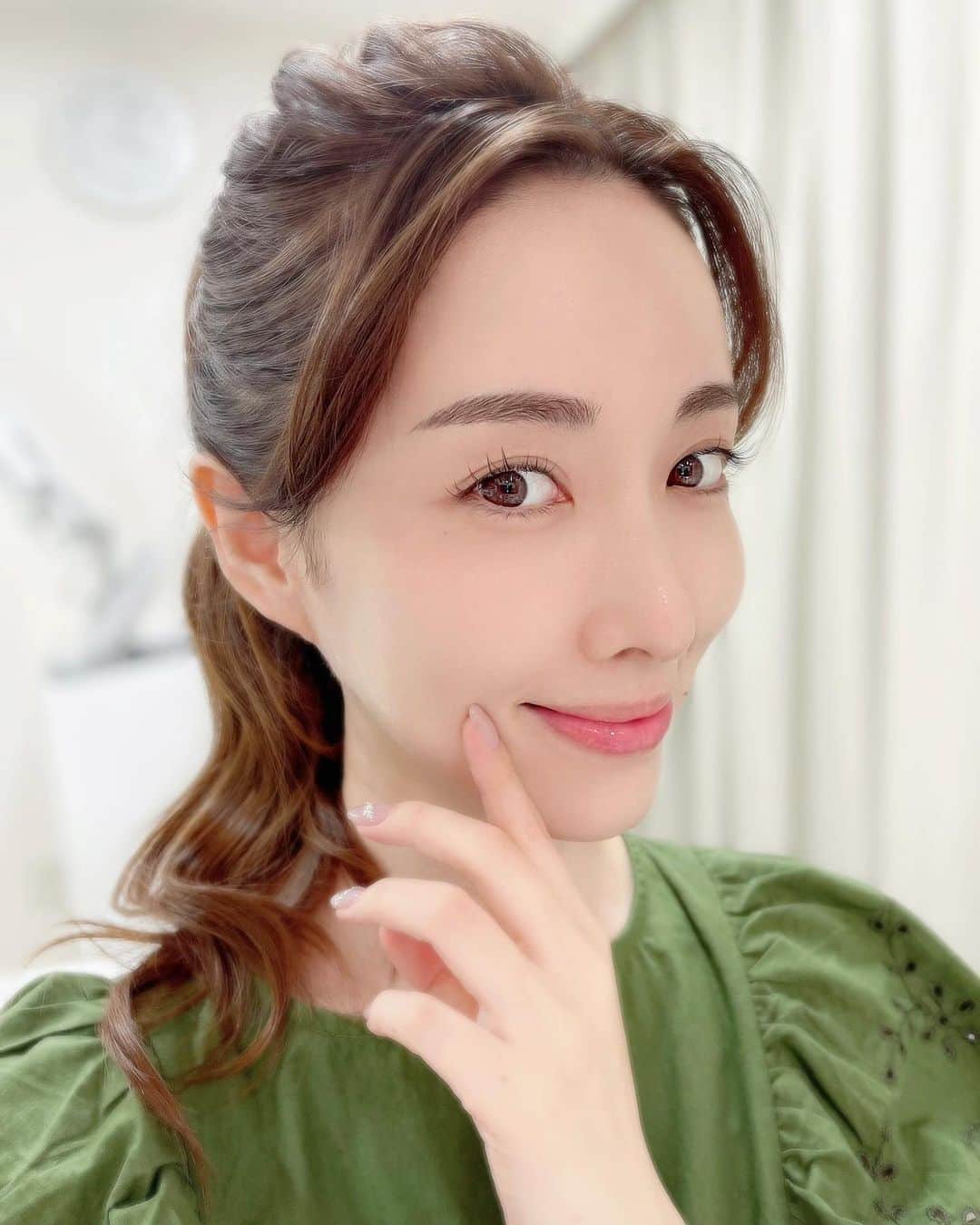 瀬戸早妃のインスタグラム：「今日は、3度目のレーザーM22を受けに@venus_beauty_clinic に行ってきました❤️ 私の場合は肌が薄いこともあり、もやもやっとしたシミが浮き出て見えてしまうので 😶‍🌫️ シミ・くすみ・肌の艶などへのM22の効果に期待しています♪  写真は施術の直後です☺️  清潔感があって丁寧な施術がとってもお気に入りのクリニックさん🏥 また来月もお世話になります❤️  #venusbeautyclinic #ビーナスビューティークリニック #m22 #シミ治療 #シミ取り #美肌治療 #美肌ケア #透明感 #スキンケア #肝斑 #肝斑治療 #美容 #美容好きな人と繋がりたい #skincare #艶肌 #ツヤ肌作り」