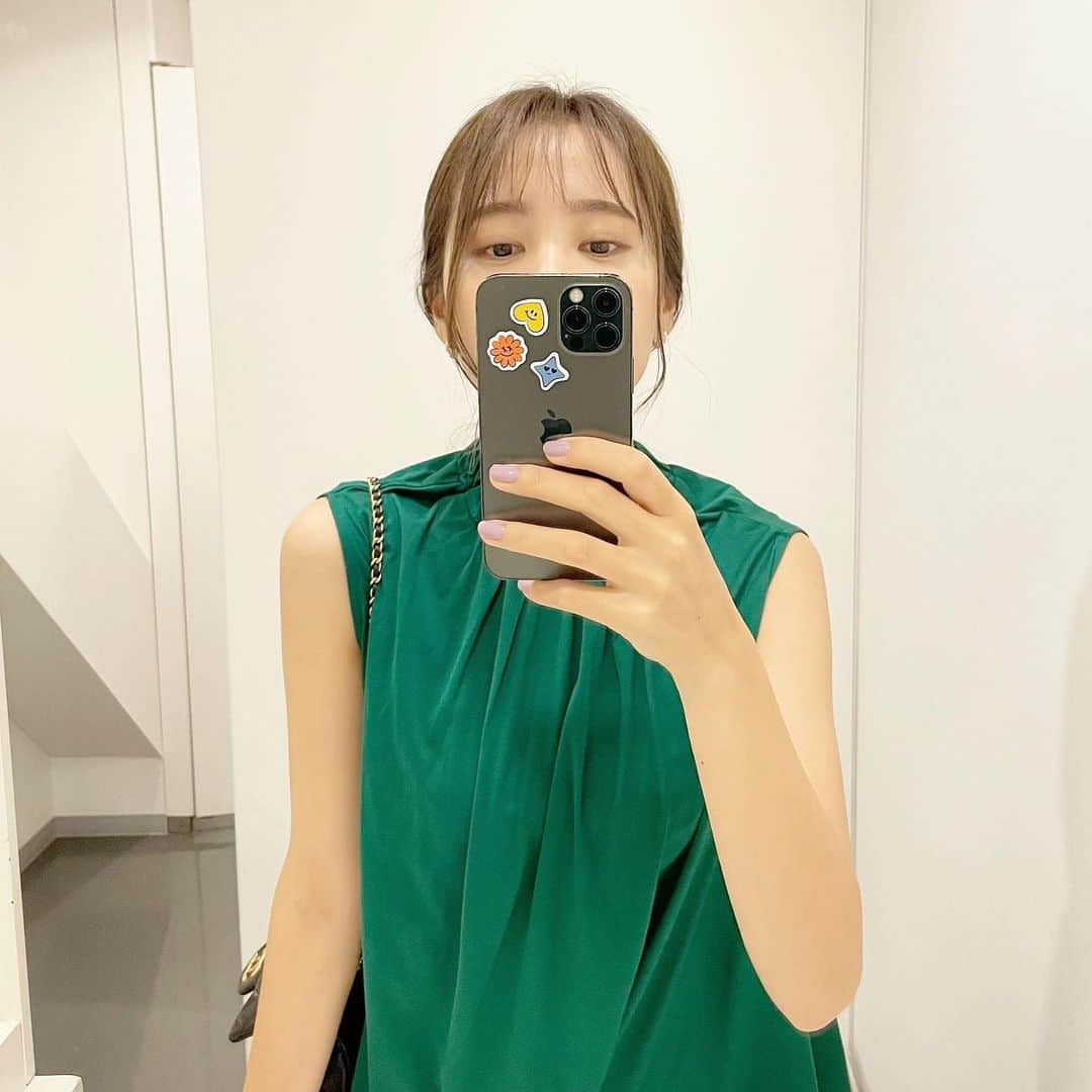赤崎夏実のインスタグラム：「. 10年ぶりくらいに 前髪をつくってみた最近 . 似合ってるのか分からなくて 毎日そわそわしています 𓈒𓏸 . #おはよう朝日です #エレクトーン #前髪  #シースルーバング」