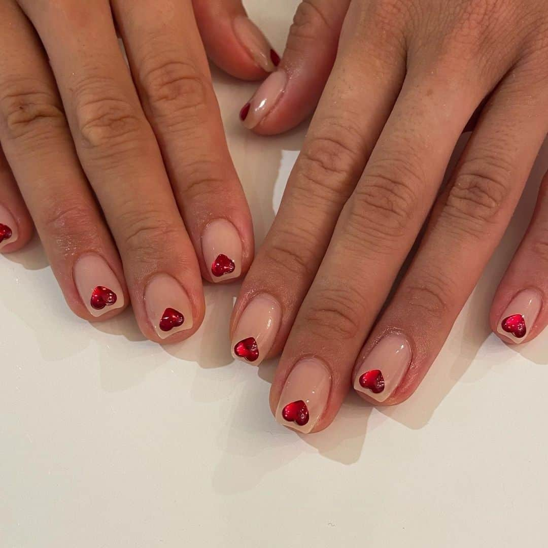 R i R y (リリー)さんのインスタグラム写真 - (R i R y (リリー)Instagram)「『きらきらハートネイル💅』　　  可愛すぎるきらきらハートネイル♡ ぜひ参考にしてみてください💓  ✴︎---------------✴︎---------------✴︎ ▶▶掲載する写真を募集中📸 カワイイ写真が撮れたら、@velle.jp をタグ付けするか、ハッシュタグ #velle_jp をつけて投稿してみてね♪ velle編集部と一緒にカワイイで溢れるvelleを創っていこう😚🤍  ✴︎---------------✴︎---------------✴︎ #ジェルネイル #ネイルアート #ニュアンスネイル #ハンドネイル #手元くら部 #ネイルデザイン #ネイルシール #トレンドネイル #マットネイル #ワイヤーネイル #ジェルネイル #ネイルデザイン #ネイルアート #トレンドネイル #ネイルサロン #ワンカラーネイル #透け感ネイル #うるうるネイル #ちゅるちゅるネイル #ちぐはぐネイル #うるつやネイル #ぷっくりネイル #フレンチネイル #ちょうちょネイル #ハートネイル #キラキラネイル #ドットネイル #韓国ネイル #キルティングネイル」8月25日 19時11分 - velle.jp