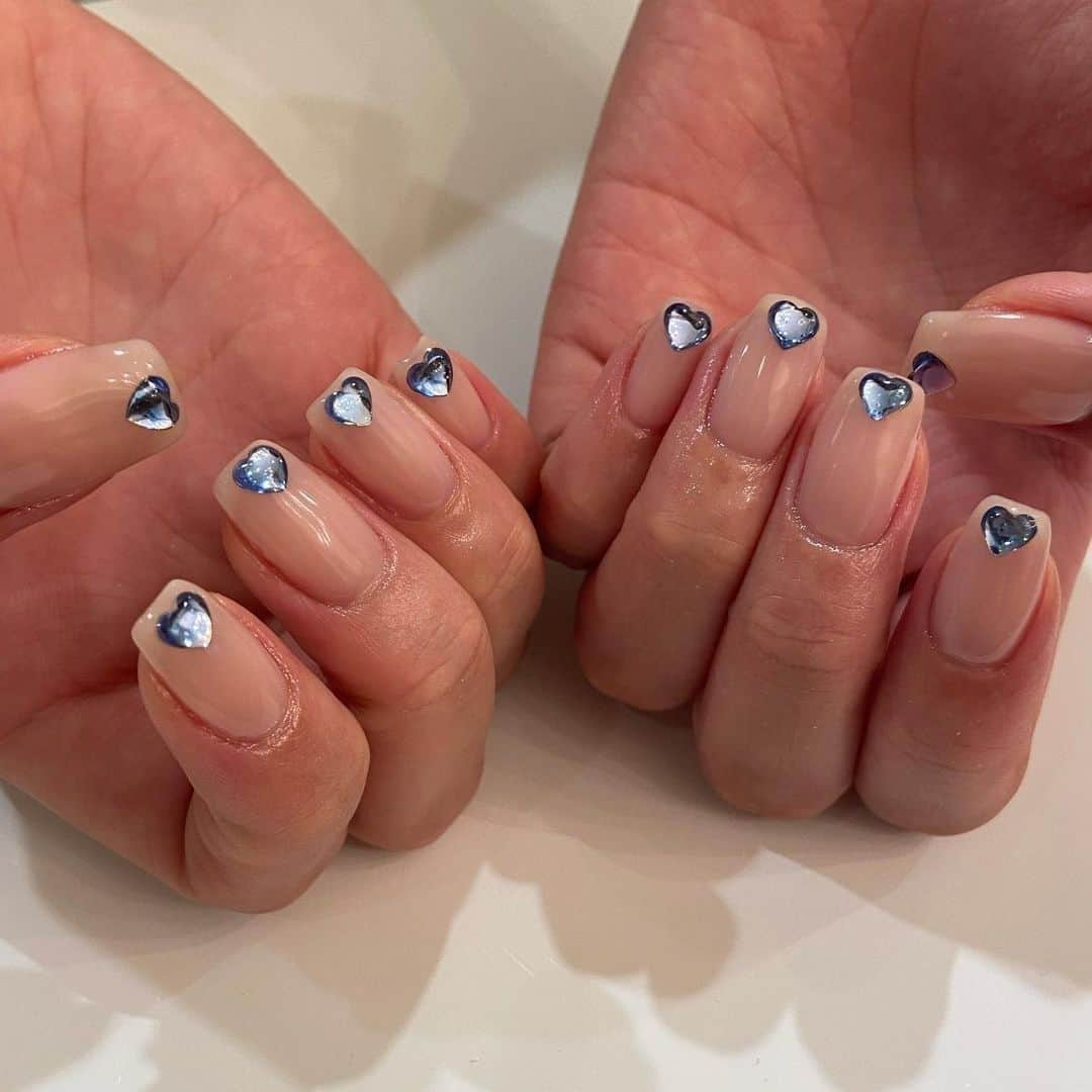 R i R y (リリー)さんのインスタグラム写真 - (R i R y (リリー)Instagram)「『きらきらハートネイル💅』　　  可愛すぎるきらきらハートネイル♡ ぜひ参考にしてみてください💓  ✴︎---------------✴︎---------------✴︎ ▶▶掲載する写真を募集中📸 カワイイ写真が撮れたら、@velle.jp をタグ付けするか、ハッシュタグ #velle_jp をつけて投稿してみてね♪ velle編集部と一緒にカワイイで溢れるvelleを創っていこう😚🤍  ✴︎---------------✴︎---------------✴︎ #ジェルネイル #ネイルアート #ニュアンスネイル #ハンドネイル #手元くら部 #ネイルデザイン #ネイルシール #トレンドネイル #マットネイル #ワイヤーネイル #ジェルネイル #ネイルデザイン #ネイルアート #トレンドネイル #ネイルサロン #ワンカラーネイル #透け感ネイル #うるうるネイル #ちゅるちゅるネイル #ちぐはぐネイル #うるつやネイル #ぷっくりネイル #フレンチネイル #ちょうちょネイル #ハートネイル #キラキラネイル #ドットネイル #韓国ネイル #キルティングネイル」8月25日 19時11分 - velle.jp