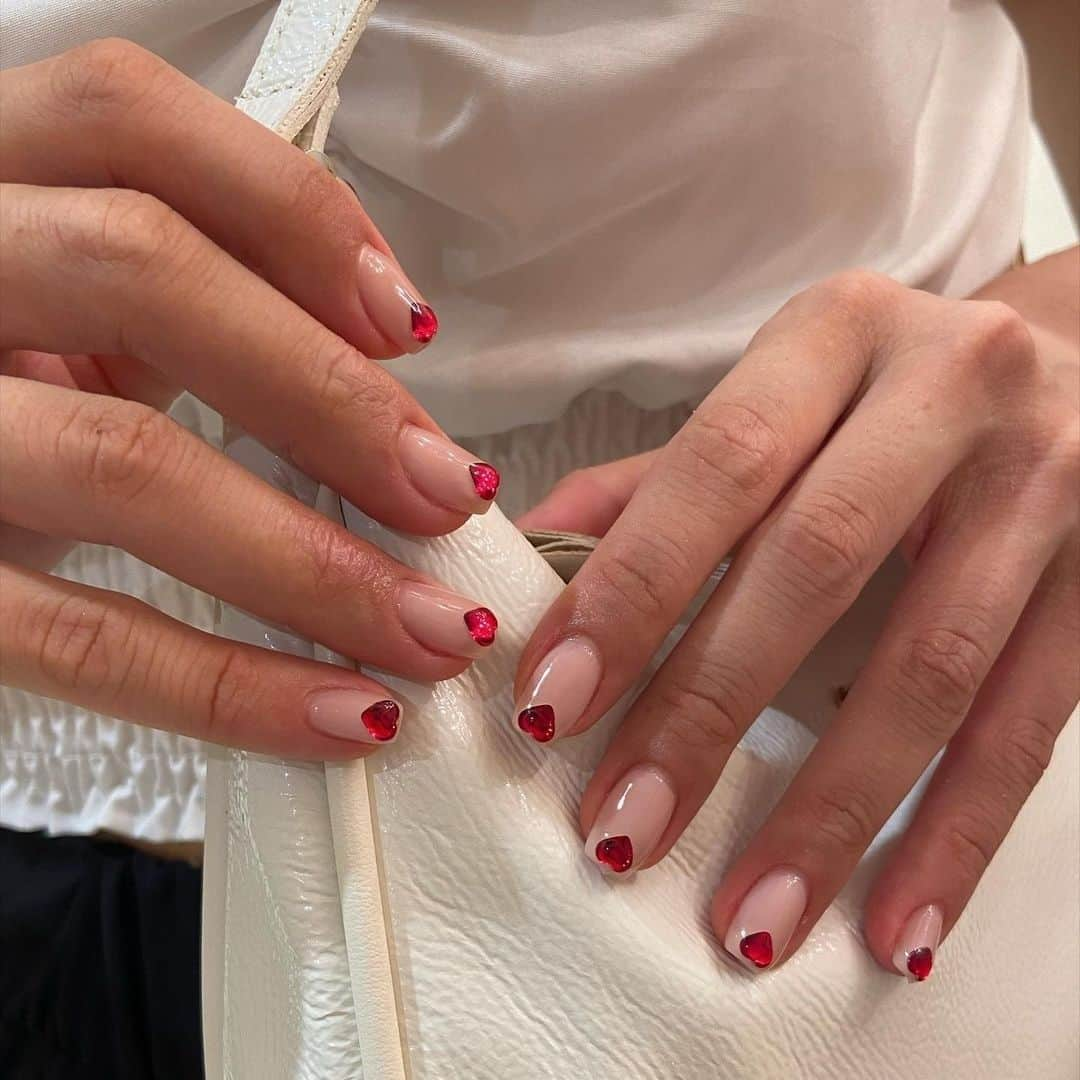 R i R y (リリー)さんのインスタグラム写真 - (R i R y (リリー)Instagram)「『きらきらハートネイル💅』　　  可愛すぎるきらきらハートネイル♡ ぜひ参考にしてみてください💓  ✴︎---------------✴︎---------------✴︎ ▶▶掲載する写真を募集中📸 カワイイ写真が撮れたら、@velle.jp をタグ付けするか、ハッシュタグ #velle_jp をつけて投稿してみてね♪ velle編集部と一緒にカワイイで溢れるvelleを創っていこう😚🤍  ✴︎---------------✴︎---------------✴︎ #ジェルネイル #ネイルアート #ニュアンスネイル #ハンドネイル #手元くら部 #ネイルデザイン #ネイルシール #トレンドネイル #マットネイル #ワイヤーネイル #ジェルネイル #ネイルデザイン #ネイルアート #トレンドネイル #ネイルサロン #ワンカラーネイル #透け感ネイル #うるうるネイル #ちゅるちゅるネイル #ちぐはぐネイル #うるつやネイル #ぷっくりネイル #フレンチネイル #ちょうちょネイル #ハートネイル #キラキラネイル #ドットネイル #韓国ネイル #キルティングネイル」8月25日 19時11分 - velle.jp