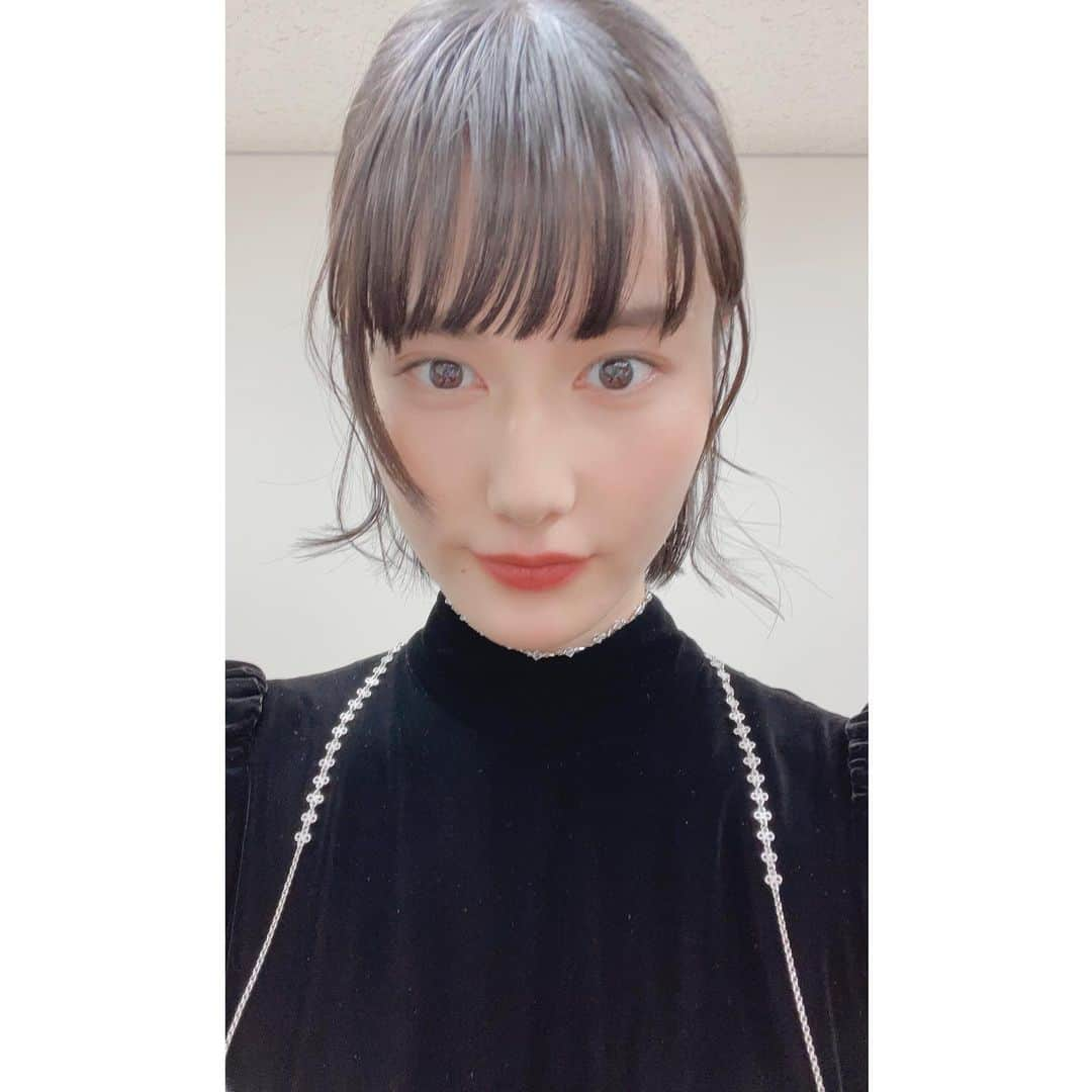 橋本愛さんのインスタグラム写真 - (橋本愛Instagram)「ずうっと着たかった @tanakadaisuke_official のブラックベロアドレス。  貝殻のおっぱいに、真ん中にはAIの文字が😭 展示会ではSAMPLEって文字がぶら下がっててそれもかわいかった💘  背中がぱっくりあくのも新鮮ねー」8月25日 19時33分 - ai__hashimoto