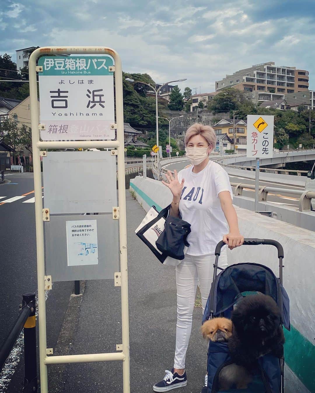 梅宮アンナさんのインスタグラム写真 - (梅宮アンナInstagram)「お散歩がてら、吉浜へ🏖🌊🍧🍜  #吉浜海岸  #海の家 #ラーメン #犬とお散歩」8月25日 19時45分 - annaumemiya