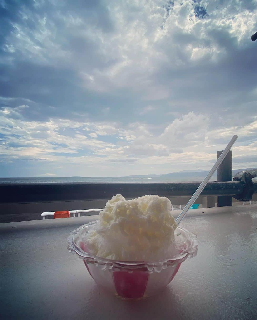 梅宮アンナさんのインスタグラム写真 - (梅宮アンナInstagram)「お散歩がてら、吉浜へ🏖🌊🍧🍜  #吉浜海岸  #海の家 #ラーメン #犬とお散歩」8月25日 19時45分 - annaumemiya