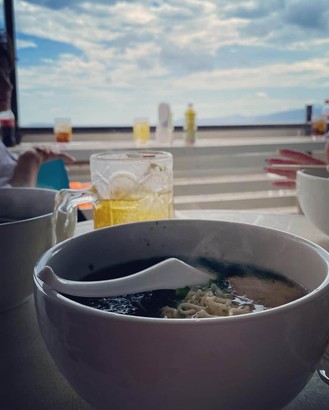 梅宮アンナさんのインスタグラム写真 - (梅宮アンナInstagram)「お散歩がてら、吉浜へ🏖🌊🍧🍜  #吉浜海岸  #海の家 #ラーメン #犬とお散歩」8月25日 19時45分 - annaumemiya