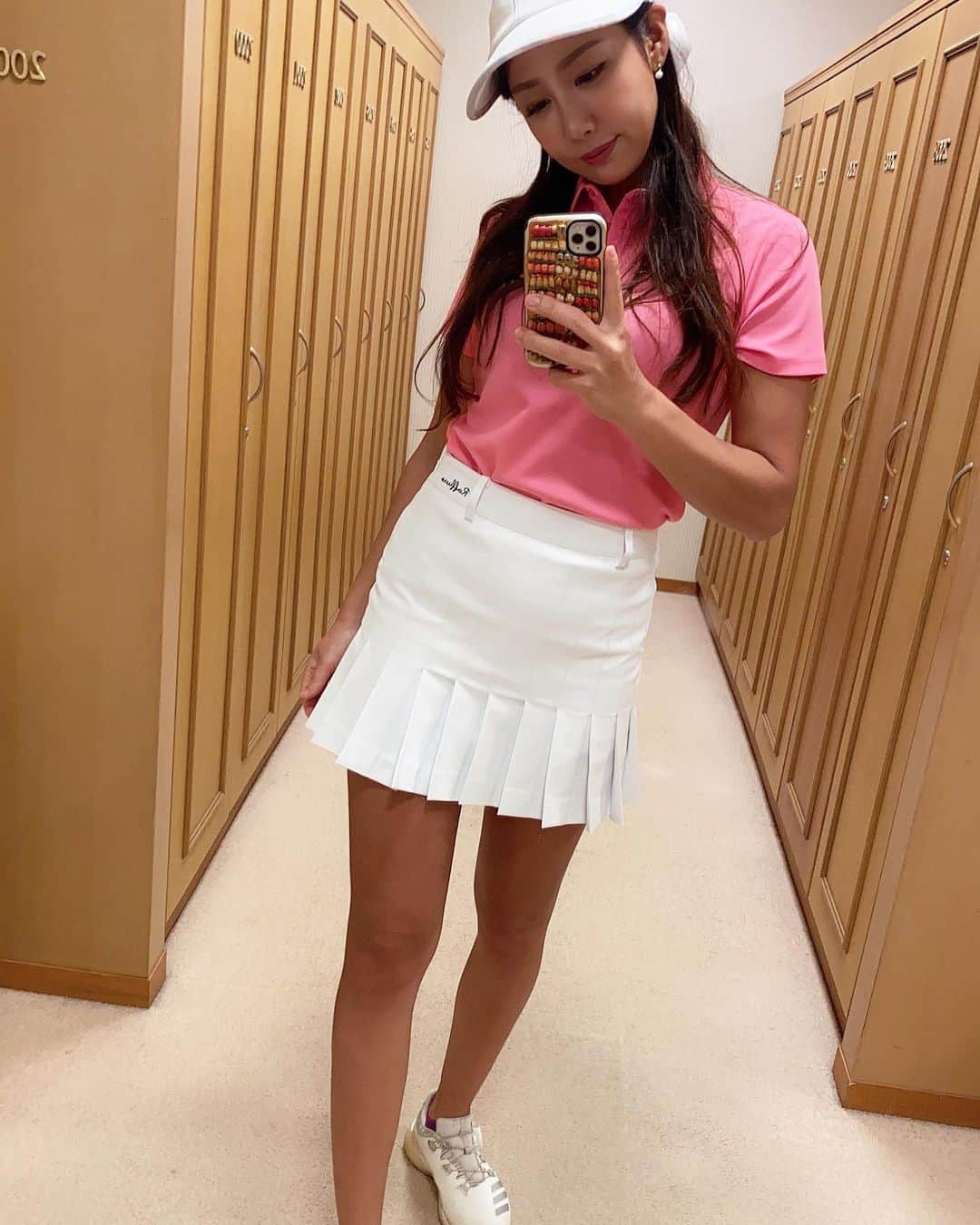のインスタグラム：「二週間半ぶりのゴルフ❣️リハビリゴルフ⛳️  着たかった　@raffiuro_japan  のウェアで🥳　スカートのプリーツも可愛いし、速乾性も良くて機能性も抜群🥳  ゴルフは体力も、さらに飛距離も落ちてレディースティからでも全然届かなくてしょぼん🥲  トップスタートだったから、帰って二時間爆睡したよ😝  筋トレとレッスン行かないと☺️  #golfgirl #golf #golfing #instagolf #golfswing #golffashion#golfstagram #golfwear  #ゴルフ好き #ゴルフ初心者 #ゴルフ練習 #ゴルフ女子 #ゴルフ男子 #ゴルフ上手くなりたい #ゴルフ好きと繋がりたい#ゴルフウェアー  #ゴルフスイング #골프 #エンジョイゴルフ#ゴルフコーデ #スポーツ女子」