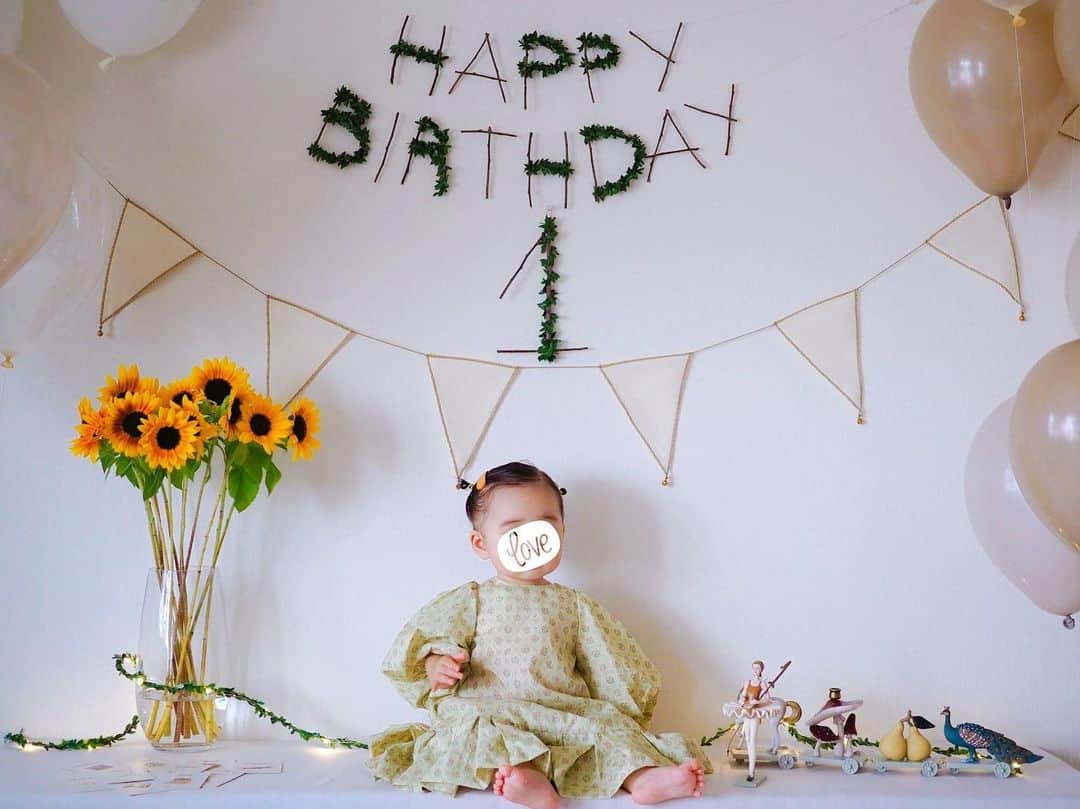 高山直子さんのインスタグラム写真 - (高山直子Instagram)「娘、1歳になりました🎂❤️ 生まれてきてくれてありがとう。もう、ただそれだけ✨ これからもあなたの幸せが家族の幸せです🌻 お誕生日おめでとう🎈  #はじめての誕生日 #1歳誕生日 #12本🌻」8月25日 20時07分 - nao_70koro