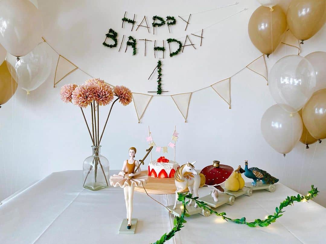 高山直子さんのインスタグラム写真 - (高山直子Instagram)「娘、1歳になりました🎂❤️ 生まれてきてくれてありがとう。もう、ただそれだけ✨ これからもあなたの幸せが家族の幸せです🌻 お誕生日おめでとう🎈  #はじめての誕生日 #1歳誕生日 #12本🌻」8月25日 20時07分 - nao_70koro
