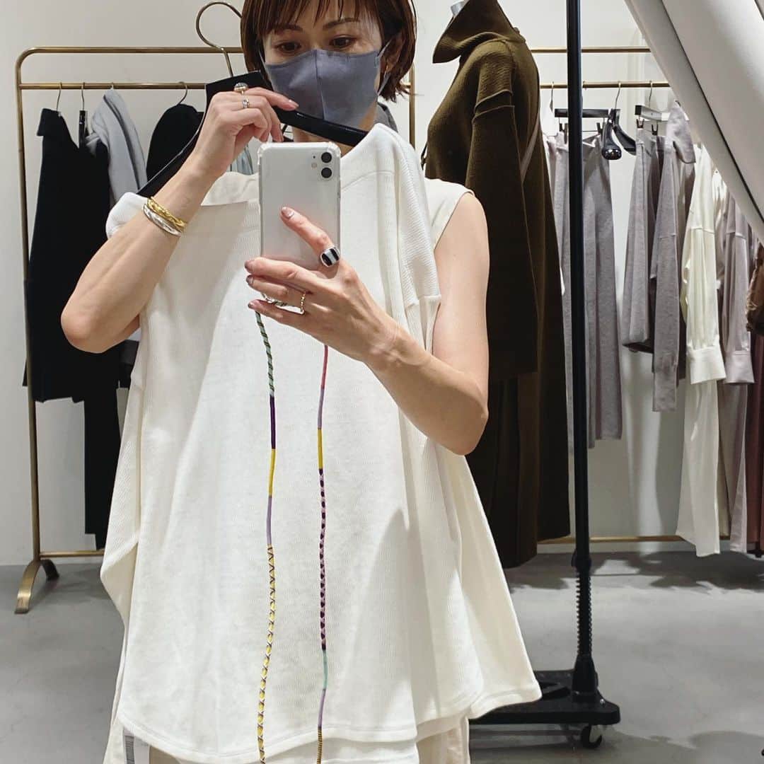 畑野ひろ子のインスタグラム：「@chaos_tokyo.jp 展示会❤️ 大好きなサーマル発見！襟ぐりが綺麗に開いた雰囲気が女性らしくCD出来そう🥰 @namikokono さんが着ていた黒の透け感のある柔らかニットなどなど素敵アイテム盛りだくさん。 スタイリストの　@miyu_irie ちゃんにも会えたのでパチリ📷」