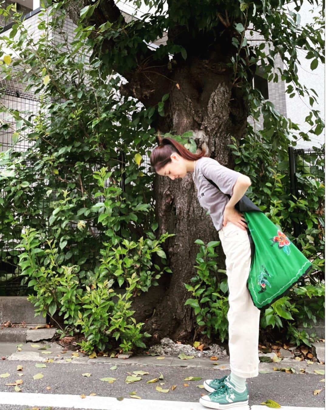 松本若菜さんのインスタグラム写真 - (松本若菜Instagram)「ものすっごく 緑色が好きな人みたいに見えますが ものすっごく 緑色が好きです  グレーとグリーンの組み合わせがすきすきすー  よく聞かれるこのミントグリーンの靴下はconverseです  今日も暑かったですね。 暑い日のグレーのTシャツは要注意⚠️」8月25日 20時45分 - matsumoto_wakana