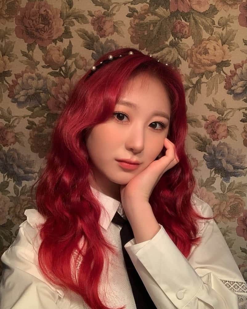 イ・チェヨンさんのインスタグラム写真 - (イ・チェヨンInstagram)「chaeyeon iconic red hair 💞 — #이채연 #채연 #chaeyeon #leechaeyeon #아이즈원 #アイズワン #izone」8月25日 21時05分 - demonsbasements