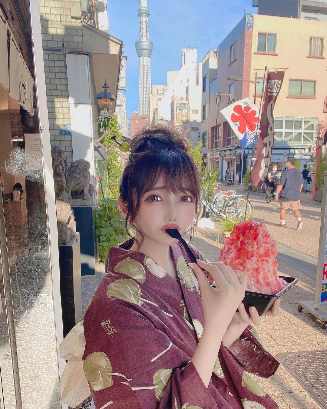 遠藤 玲奈 /endo renaのインスタグラム：「もぐもぐもぐもぐ  . .  #浴衣 #ヘアアレンジ #浴衣ヘア #着物ヘア #浴衣女子 #浅草さわだ屋 #編み込みヘア #和装 #和服 #着物ヘア #浴衣コーデ #着物コーデ #サロンモデル #浴衣レンタル #インナーカラー #アッシュ #グレージュ #おだんごヘア #おだんごアレンジ #りんご飴 #かき氷 #スカイツリー」