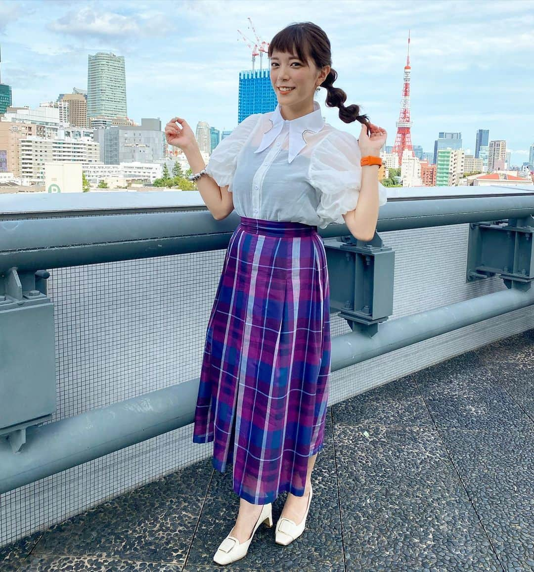 三谷紬さんのインスタグラム写真 - (三谷紬Instagram)「* 日曜日のお洋服♡ 色が可愛いチェックのスカートと すでにお褒めいただいているシャツ❣️ 襟が変わった形で今っぽいですよね🥰 髪型もアクセサリーに合わせて 玉ねぎヘアーにしてもらいました〜 * #ootd#outfit#clothes#衣装#洋服#スカート#skirt#チェック#紫#purple#ワイシャツ#シャツ#shirt#襟#ブラウス#blouse#パンプス#pumps#白#white#玉ねぎヘアー#hairstyle#hairarrange#arrangement#hair#テレビ朝日#アナウンサー#三谷紬」8月25日 21時11分 - mitani_tsumugi