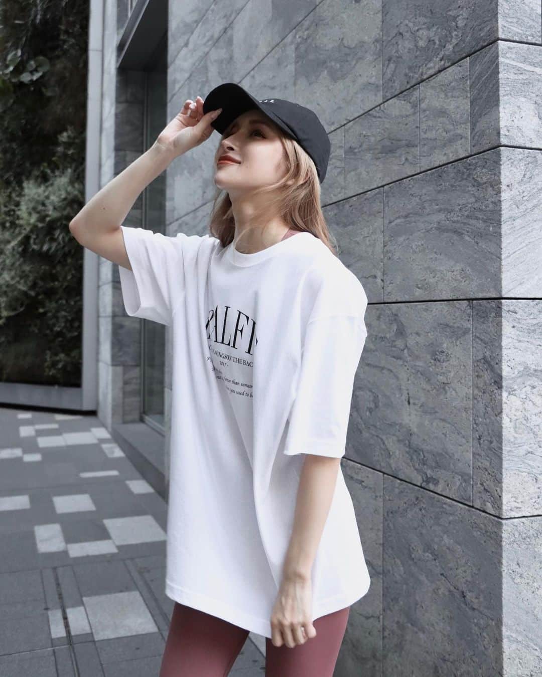 小原優花のインスタグラム：「完売していたIRALFITシャツ♡ 本日再入荷しました👏🏻🥰  さらにL-XLのオーバーサイズも新登場🧸💭 私が着てるのがBIGサイズです🙆‍♀️  いつもジム行く日はウェアの上からさらっと大きいシャツ着て過ごしてるよ❣️ メンズもゆったり着られます✨☺️  他の色はブラック、ピンク、カーキ、ベージュです❤️❤️  ▼  @iral_official   #iral #アイラル #tshirt #restock #newarrival」
