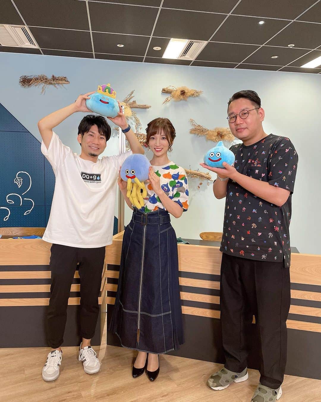 のインスタグラム：「⁡ ⁡ ⁡ 「スクエニ商店」収録時と 先月の生放送時の写真です！ ⁡ 1枚目で 青海店長とグラニフのいしかわさん、 そして私が着ているのが グラニフとドラクエのコラボTシャツです👚👕 ⁡ グラニフとのアパレルコラボグッズは 売り切れ商品も出ていますので お求めはお早めに〜〜〜🙏 ⁡ #スクエニ商店 #スクエニ #ドラクエ #グラニフ #DQ」