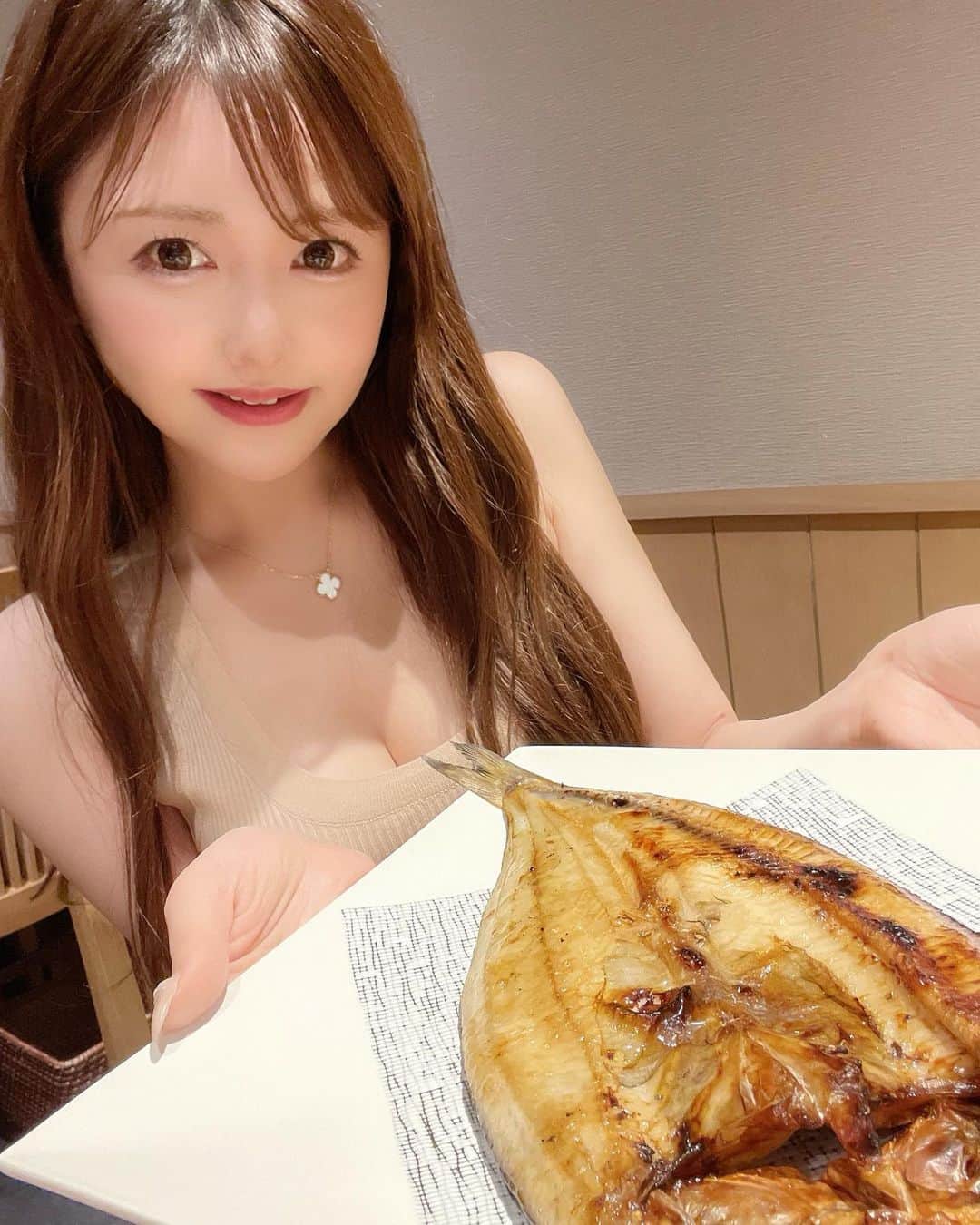 RINKAさんのインスタグラム写真 - (RINKAInstagram)「🍽 . 美味しすぎて美味しすぎて 幸せな時間だった🤤🤍 . 三つ葉のサラダ☘️ハマったよ🐶🤍」8月11日 12時47分 - rinka.716