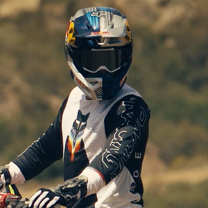 ケン・ロックゼンのインスタグラム：「So stoked that the new #FoxMX22 is finally available! I had such a good time having everyone out ripping together from Past hero’s to current and future bad asses. Enjoy! @foxmoto」