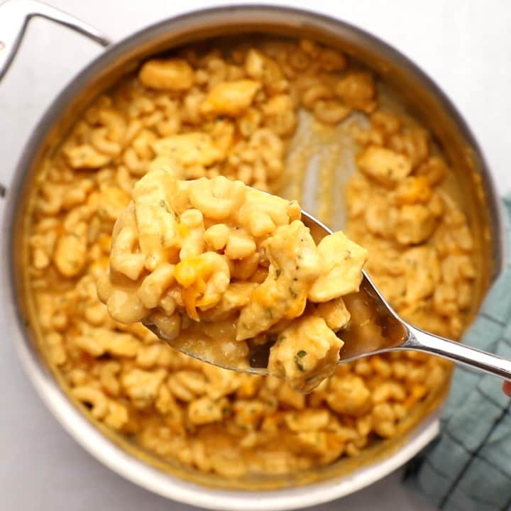 Sharing Healthy Snack Ideasのインスタグラム：「Buffalo chicken Mac and cheese . By @healthyfitnessmeals . Ingredients 1 pound chicken breast boneless, skinless 1/2 tsp onion powder 1/2 tsp garlic powder 1 tsp dried parsley 1/2 tsp kosher salt 1/4 tsp ground pepper 1 tablespoon olive oil 1-1/2 cup chicken broth 1-1/2 cup milk of choice 1-1/2 cup whole wheat elbow noodles 1/4 cup mild buffalo sauce 2 cups shredded cheddar cheese divided Optional: a small handful of fresh curly parsley chopped to garnish Instructions Cut the chicken into small cubes. Place the chicken cubes, onion powder, garlic powder, parsley, salt, and pepper into amixing bowl. Using a wooden spoon, mix well until all the chicken pieces are evenly coated. Heat oil in a large skillet over medium-high heat. Add chicken in a single layer and cook until nicely golden brown, about 5 minutes. Reduce the heat to low, then pour in the broth and milk. Allow it to simmer until liquid starts to bubble. When the mixture starts to bubble, add the noodles. Once again let it simmer until noodles are tender for about 10-12 minutes. When noodles are tender, stir in the buffalo sauce and 1 cup of cheese. Stir well until sauce is thick, creamy, and cheesy. Divide the mac and cheese among your serving bowls. Top with remaining cheese while still piping hot, and serve immediately. If you want the dish to be fancier, transfer the mac and cheese to a large baking dish. Sprinkle remaining cheese on top and broil until the top is golden brown. Garnish with fresh curly parsley, if desired, and enjoy!」