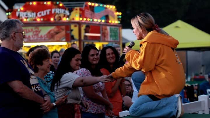 ブリット・ニコルのインスタグラム：「You’re gonna make it. Don’t Quit. Thank you Ohio for a wonderful night! 🎡🎢🎟  🎧- The Sun is Rising Remix by me :)  🎥 - @thebryanware」