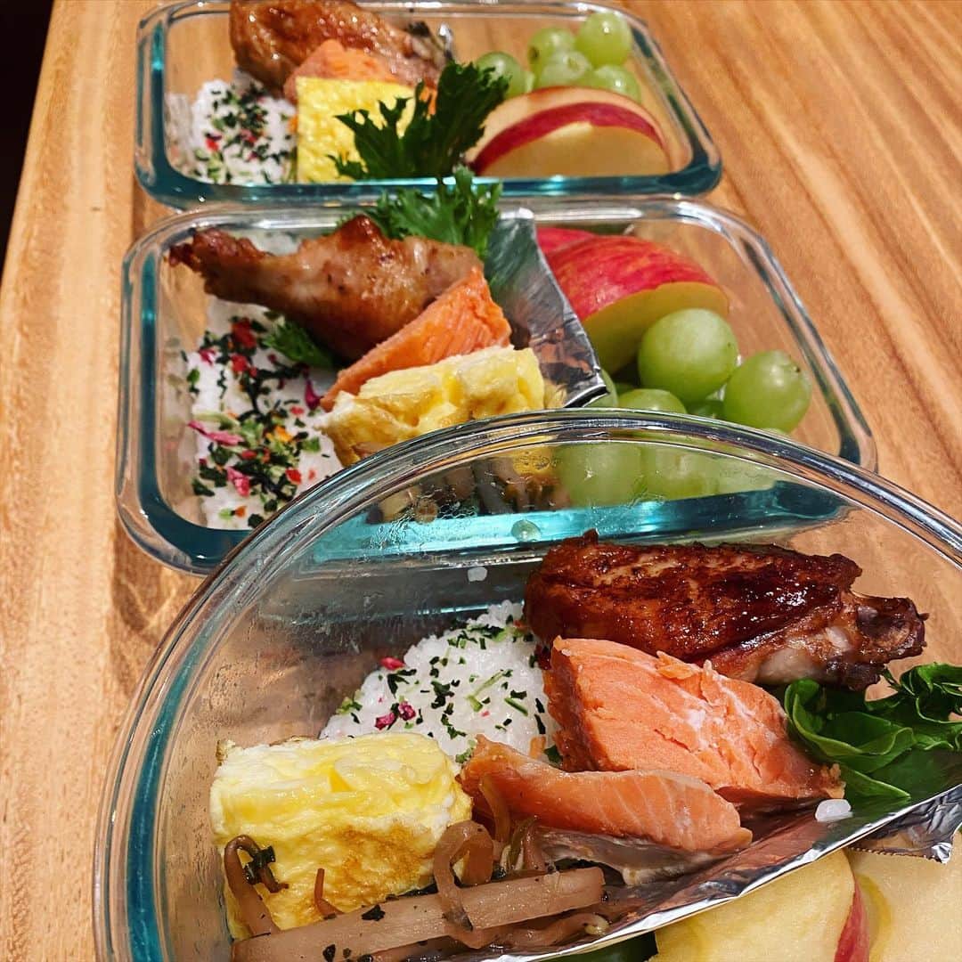 Mieのインスタグラム：「本日の子供たちのお弁当🧡  こっちの日本のスーパーで見つけた、 無添加のふりかけを 白米にちょこっとふりかけ、 鶏手羽先、 卵焼き、 鮭、 もやしと大根の和え物、 りんご、 葡萄🍇  今日はおじちゃん達と埃だらけになりながらおうちの改修工事に参加😆✌️🧡  自分の分も作ってくればよかったと今更後悔！ 明日からは4個作ろうっと😆 私のランチはアサイボウルでした🧡」