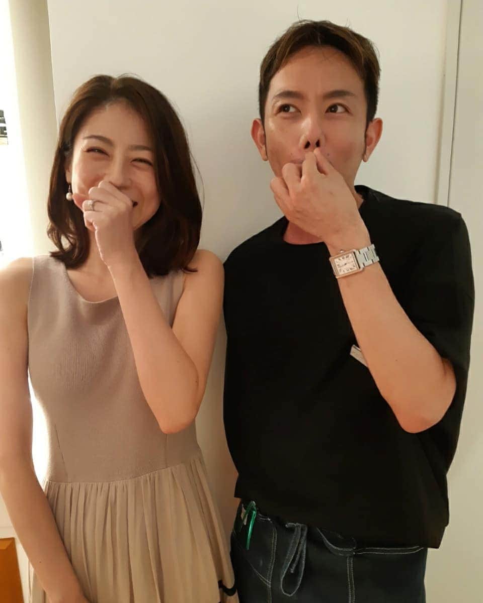 のインスタグラム：「髪を切ってさっぱりしました☺️ I got my haircut!! . ずっと切りたかった長い髪 カットもカラーも 理想通りにしてくれて 本当にいつも嬉しいし安心😊 秋にはボブにする予定！ . Thank you for @ryo_nomura  @kakimotoarms_official  . #kurosakamami #黒坂真美 #haircut #kakimotoarms #ginza #japan #いつも同じお洋服着てますね #お気に入りなんですね #🤭 #✂️ #🇯🇵」