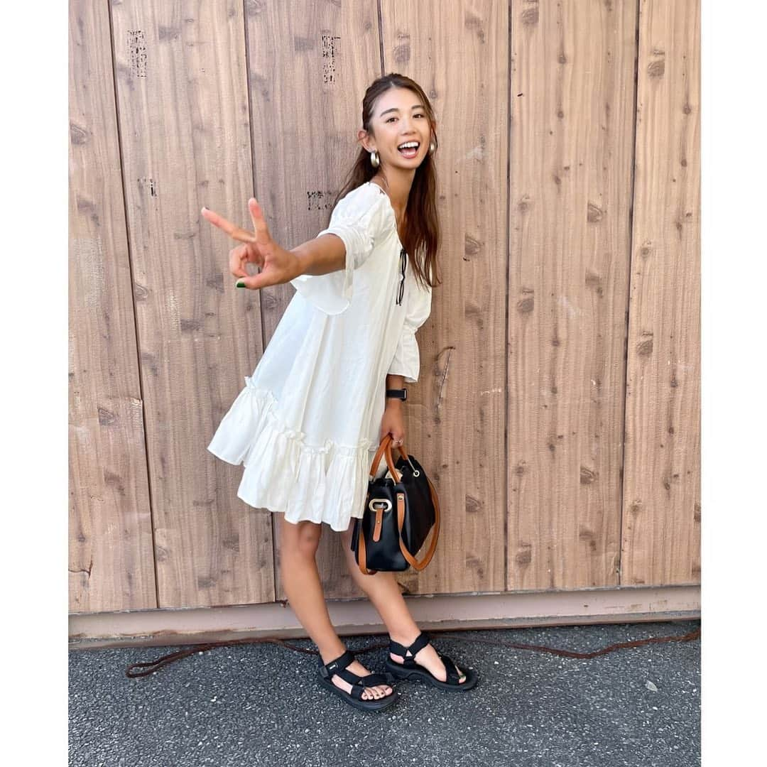 坪井ミサトさんのインスタグラム写真 - (坪井ミサトInstagram)「. . 夏っぽ私服🌻👧🏽 . @vicente__official  一昨年か昨年に買ってたけど 着るタイミング逃してた🥲 やっと着ることができて嬉しい💖 . 黒いのは許してね😉笑 . 今日は暑くなるみたいですね💦 熱中症にはお気をつけてください🥺 . #私服 #summer #vicente #onepiece #休日 #fashion #sport #野球 #野球女子 #run #running #golf #golfgirl」8月11日 9時46分 - misato1030