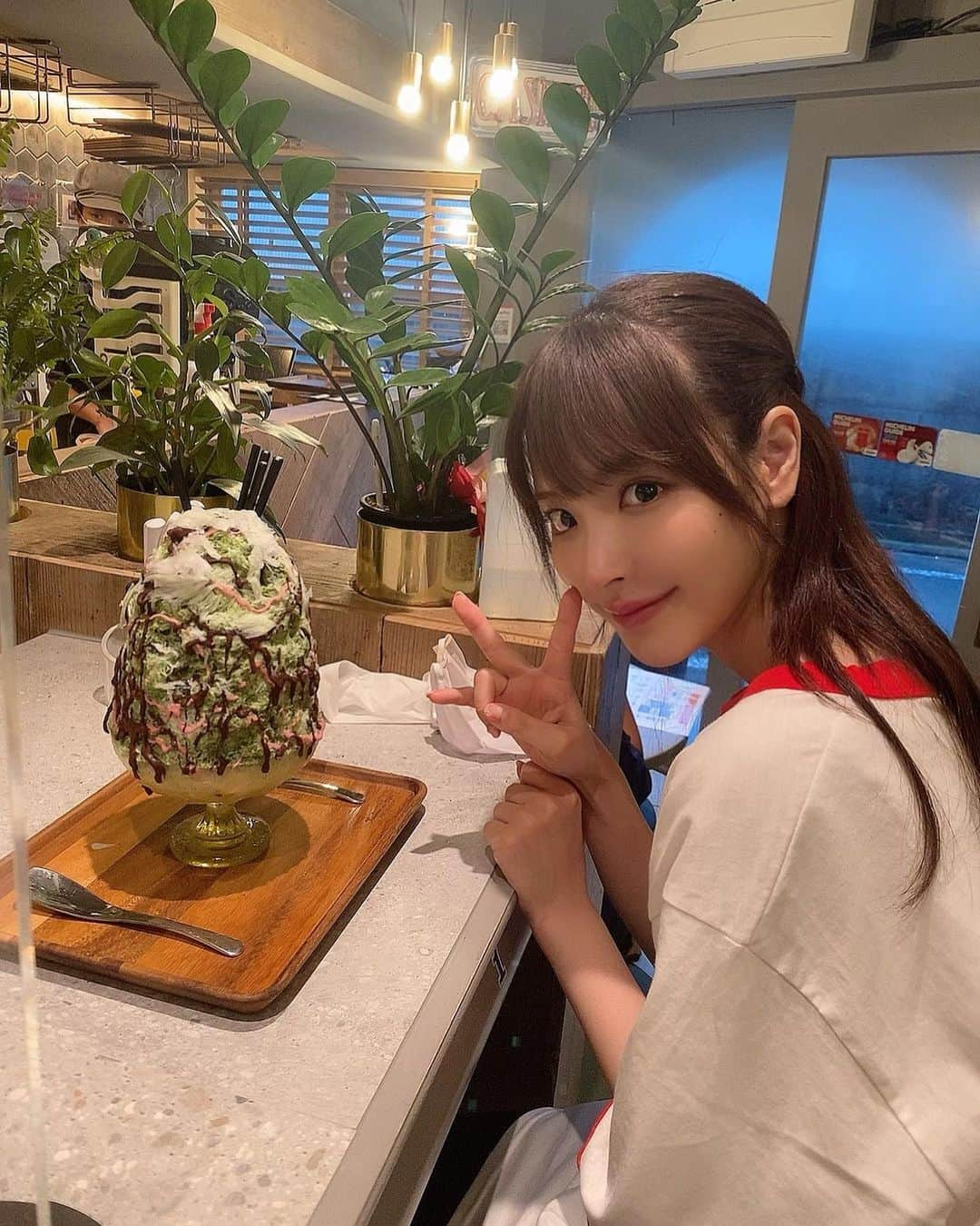 桃乃木かなさんのインスタグラム写真 - (桃乃木かなInstagram)「ブンブンブラウカフェさん🍧  ・ショコラメント ・なつっこみるく ・豊蜜姫 ・ミックスナッツ  ブンブンさんのミルク本当何で食べても美味しい...!なつっこの中にも豊蜜姫の中にも果肉ごろごろ入っていて贅沢でした☺️  #ブンブンブラウカフェ #旗の台 #かき氷」8月11日 9時45分 - kana_momonogi