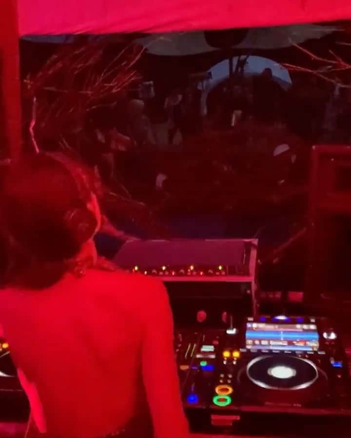MARIA FUJIOKAのインスタグラム：「GAIAでプレイ聞いてくれた皆様ありがとうございました！！ 私のDJ前に1時間くらい土砂降りが続いてたけど見事にプレイ15分前くらいから晴れ出して少し涼しくなり、いい夕焼け時間に恵まれました🌞 プレイ途中段差から落ちたり色々あったけどwめっちゃ楽しかった♡ GAIA最高でした！ありがとうございました。　@dmt.ent   ◉○⚪︎⚫︎ Movie オンちゃん◉○⚪︎⚫︎」