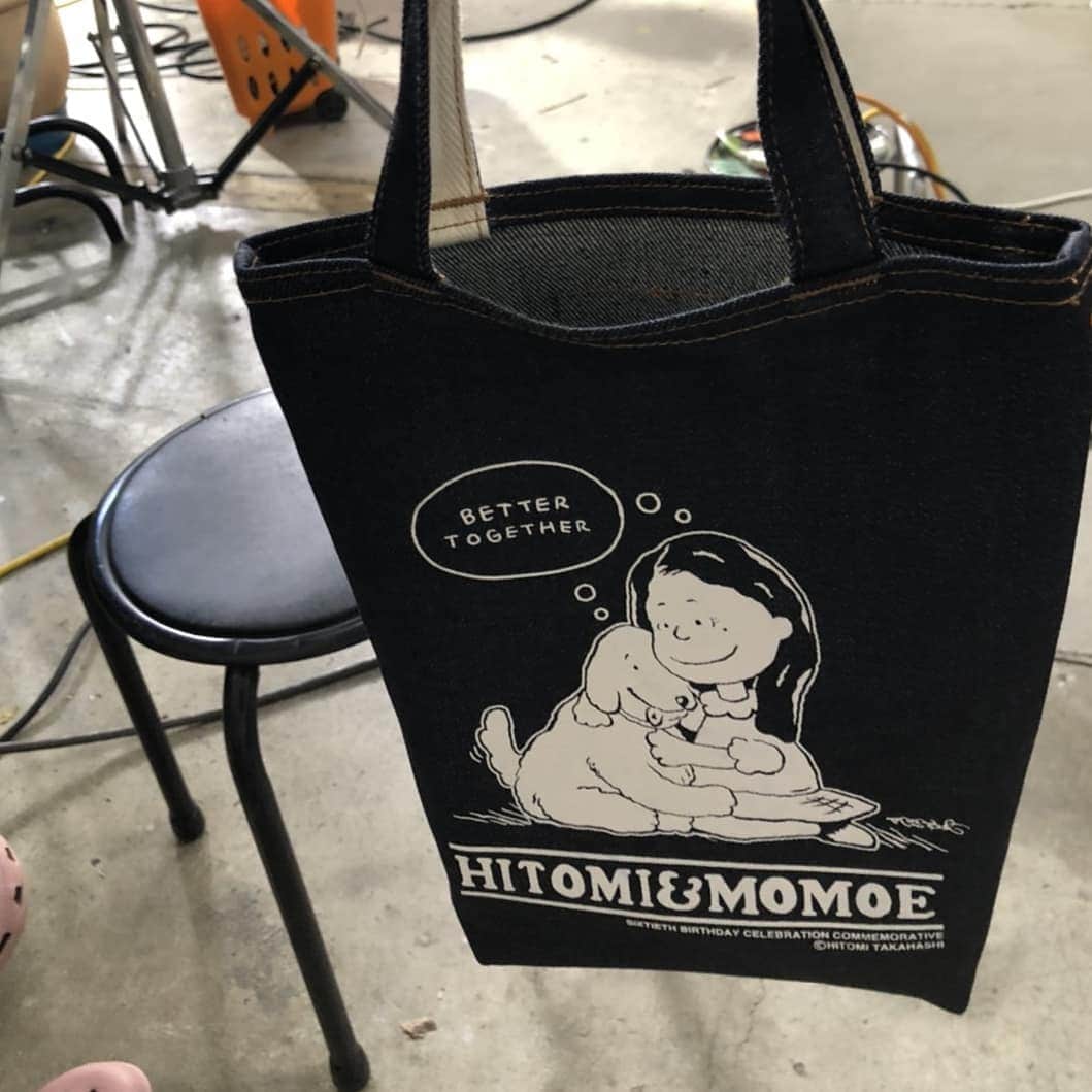 光石研のインスタグラム：「高橋ひとみさんから、ご自身の還暦でお作りになったトートバッグ届きました✌️現場にぴったり✌️ありがとうございました〜‼️ 還暦、おめでとうございます〜✌️ 来月、追いつきます✌️  #高橋ひとみ さん  【by 光石】」