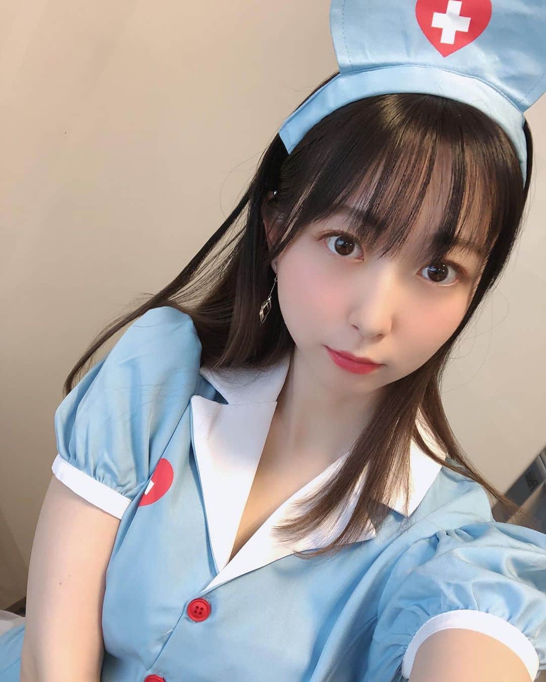 大崎菜々子のインスタグラム：「・ 出演中のスマートフォンアプリゲーム『スターガールズグランプリ』の限定ガチャに大崎の新SRカード追加されました✨  今回はナース💉  本日までのイベントで使えるカードの限定ガチャです🧸  ぜひgetしてください❤ #スタグラ #グラドル自画撮り部   #横浜美少女図鑑 @bishoujozukan_official #ラジオパーソナリティー #我的最愛  #fashiongram #좋아요 #팔로우미 #오오티디  #패션  #패션스타그램#셀피 #셀카 #셀스타그램 #model #cosplayer #l4l #girl  #cosplay #cute #かわいい#instagood #色白女子 #ナース #コスプレ #game  #makeup #cosmetics」