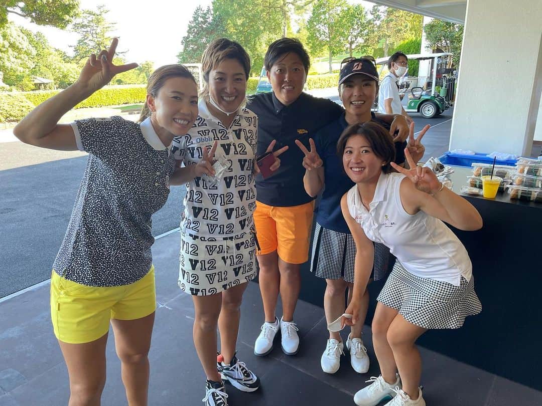 上田桃子のインスタグラム：「先週のオープンウィーク中に開催された、リシャールミルジャパンさんのプロアマに参加させていただきました。  普段からボランティア活動を積極的にされてる会社さんらしい素晴らしいホスピタリティと今回の寄付に参加させてもらえた意義と個人的には沢山の普段生で見れない素晴らしい技術をもった選手のスキルに勉強ばかりでした。  自分自身も【人とのご縁】を大切にしているつもりなのですが、特にこのプロアマではそこを大切にされているのだなーと感じました！  ペアを組んでくれた薗田君も、ありがとう‼️沢山色んな話出来て嬉しかったし、今後の試合も応援してるぜぃ🔥  って事で、今週からまた試合が始まりますが精一杯頑張っていきます😊‼️ 応援宜しくお願いします。  私はこの夏熱中症で結構やられてるので皆さんもまだまだ暑い日が続きますがどうかこの暑い夏を乗り越えてくださいませーーーー🙌」