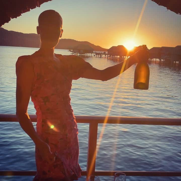 アンナ・ローソンのインスタグラム：「🍾🎂🎉🥳」