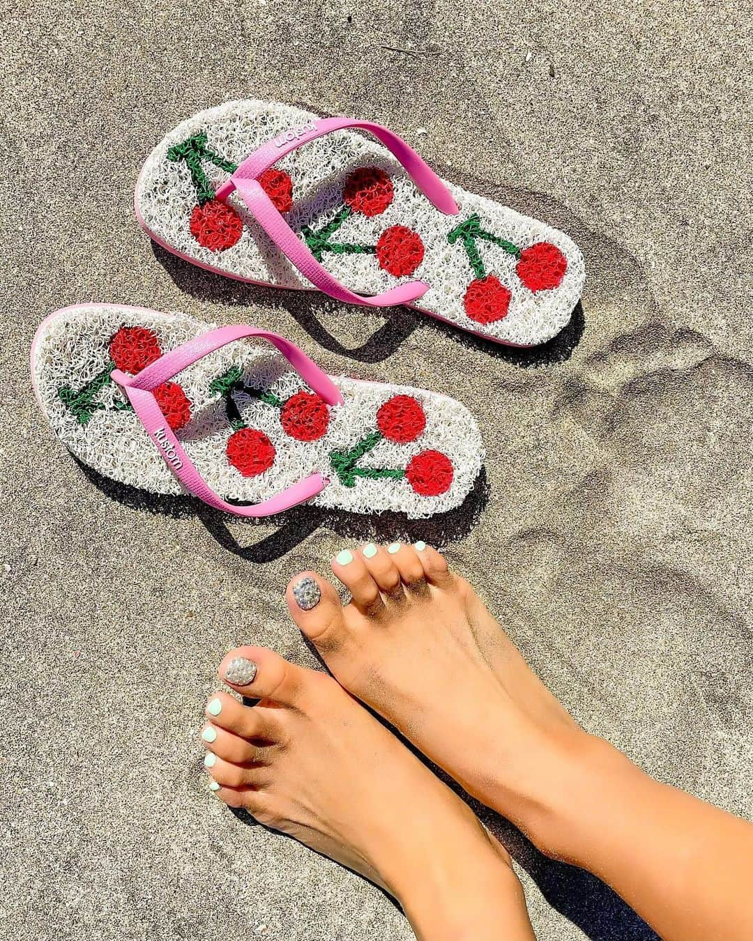 あおい夏海さんのインスタグラム写真 - (あおい夏海Instagram)「プロ意識高いのでビーサンも🍒です。  #チェリー  #ビーチサンダル  #ビーチ  #さくらんぼ  #チェリー柄  #さくらんぼ柄」8月11日 11時38分 - natsumi.aoi