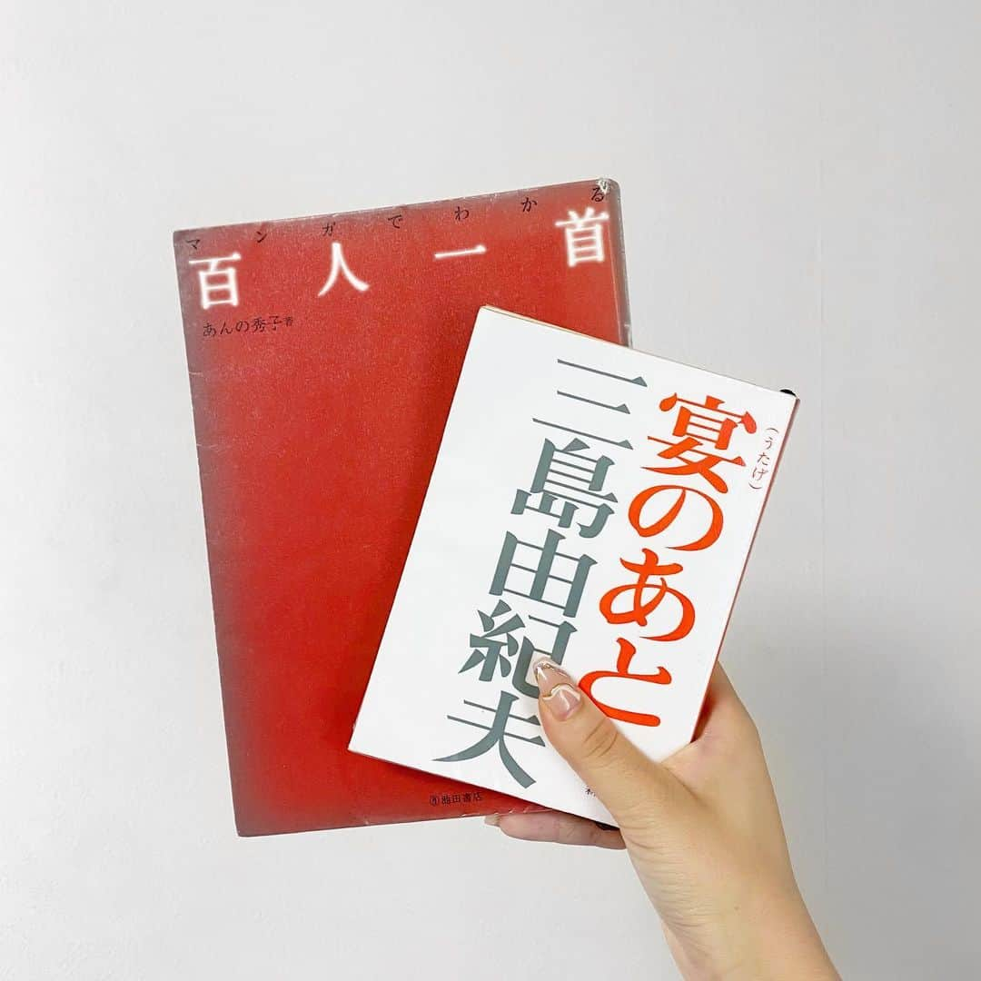 KEIのインスタグラム：「図書館の本の年季ってなんか好き。笑 本読むためのタブレットも気になってるけど実際どうなの？？👀 . . 色んな百人一首の本読んだけど、 これはかなりわかりやすかった◎」