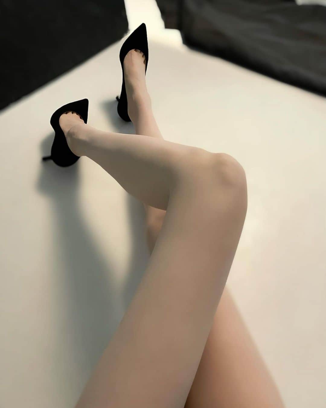 彦坂桜さんのインスタグラム写真 - (彦坂桜Instagram)「まるで白いストッキングを履いているみたい。 塗られました🤍初ペイント🎨」8月11日 12時12分 - sakura10h