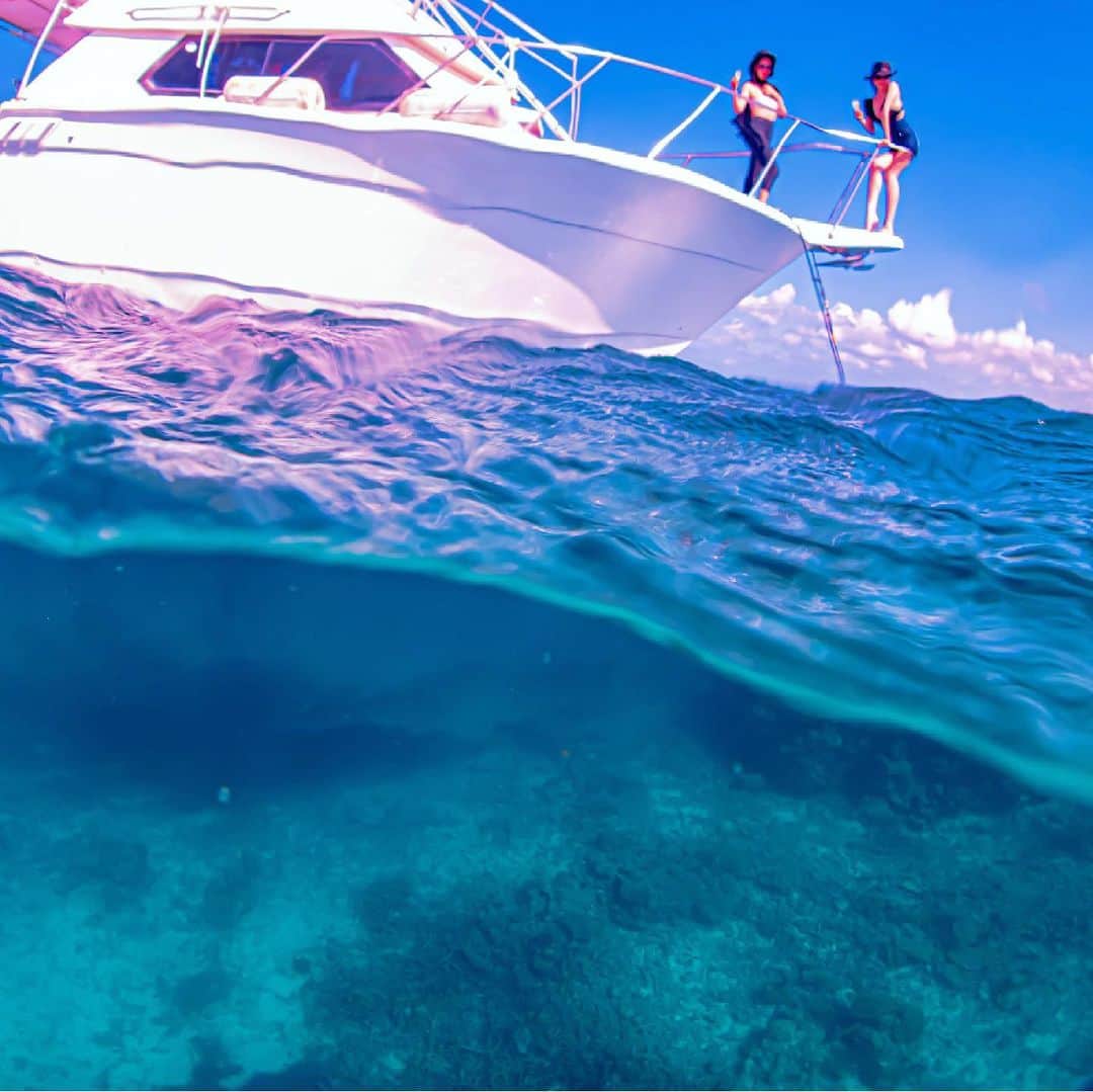 無添加まゆみさんのインスタグラム写真 - (無添加まゆみInstagram)「宮古島の海は世界一の海かもしれない。  深い紺碧の海、エメラルドグリーン、ターコイズブルー、アクアマリンブルー。何層もの色が織りなす宝石のような海でシュノーケリングを満喫した子供たち。  #宮古島 #名もなき海」8月11日 12時23分 - mayumikawamura_