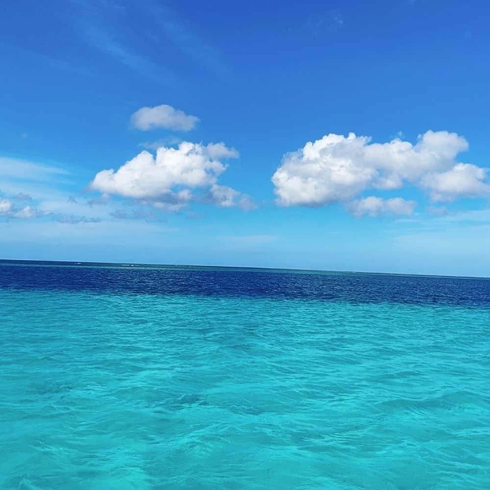 無添加まゆみさんのインスタグラム写真 - (無添加まゆみInstagram)「宮古島の海は世界一の海かもしれない。  深い紺碧の海、エメラルドグリーン、ターコイズブルー、アクアマリンブルー。何層もの色が織りなす宝石のような海でシュノーケリングを満喫した子供たち。  #宮古島 #名もなき海」8月11日 12時23分 - mayumikawamura_