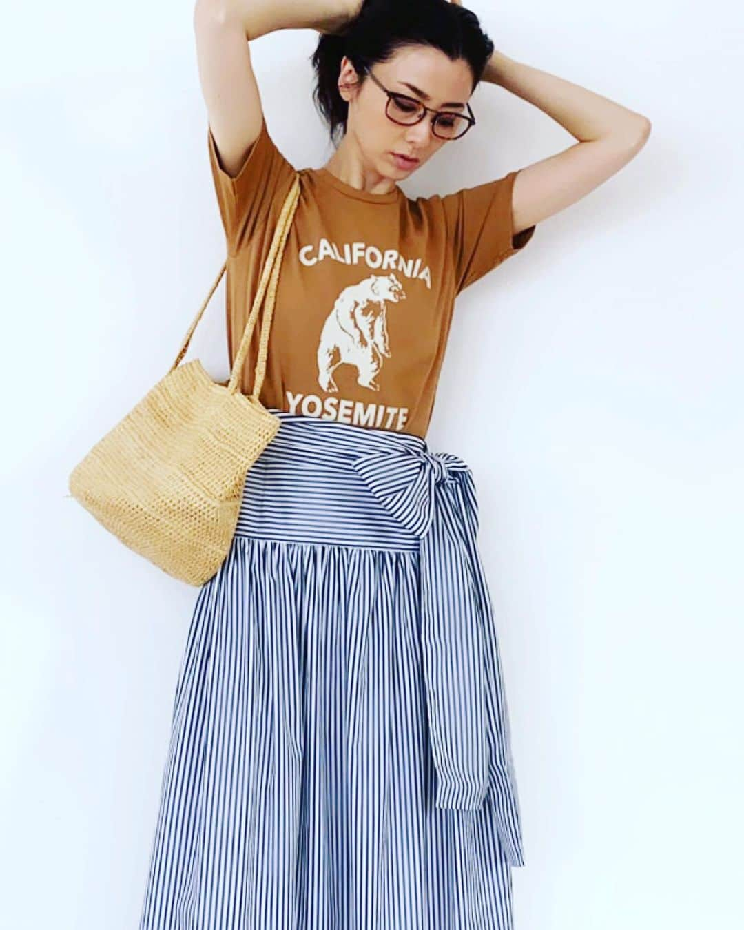 春香さんのインスタグラム写真 - (春香Instagram)「夏の暑い日。 今年はTシャツにロングスカートを合わせる事が多いです。  今年のロングスカートはデザインも豊富で、なんと言ってもスカート丈が長いものが多いので、長身のわたしには嬉しい😆  このスカートはトレーニングの帰り道、表参道でふらっと入った初めてのショップで購入。 さっそく着て出掛けたら、今の気分😊  ラフィアのバッグは20年程使っている超超超・・お気に入りのヘレンカミンスキー。 何年も愛用し続けられるバッグです。 @helen_kaminski   新しいモノと長く愛用しているモノ、自分の好きなもを合わせていくのが好きです。  #ロングスカート#ロングスカートコーデ #ロングスカートスタイル #ロングスカート好き #夏コーデ #夏服コーデ #ootd#ootdfashion #カジュアルコーデ #カジュアルファッション #カジュアル#ヘレンカミンスキー #ラフィアバッグ #ラフィア#haruka#春香#モデル#model#私服#私服コーデ」8月11日 23時17分 - haruka__official