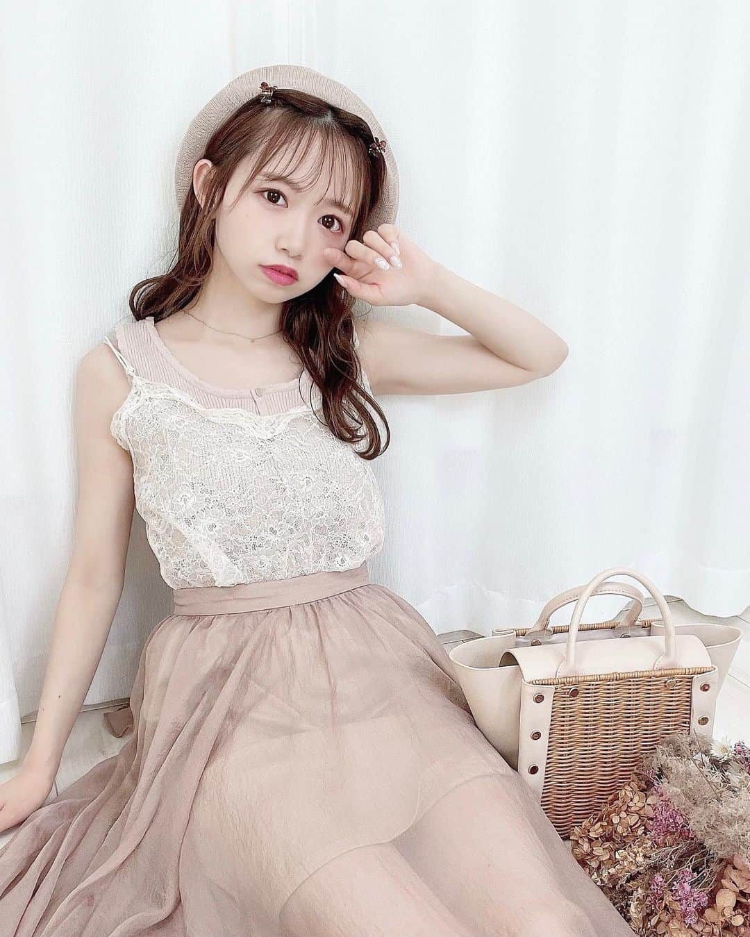 畑美紗起のインスタグラム：「同系色でまとめたコーデ🌸💭 ピンクベージュて大人かわいくてすき🥰  #ヘアアレンジ #ヘア #ファッション #ヘアスタイル #ラストアイドル #ファッション #ファッションコーデ #服 #ラストアイドル2期生 #ヘアカラー #ラスアイ #畑美紗起 #fashion #fashiongram #fashionista  #ootd #ootdfashion  #instafashion #dailylook #hairstyle #hair #haircolor」