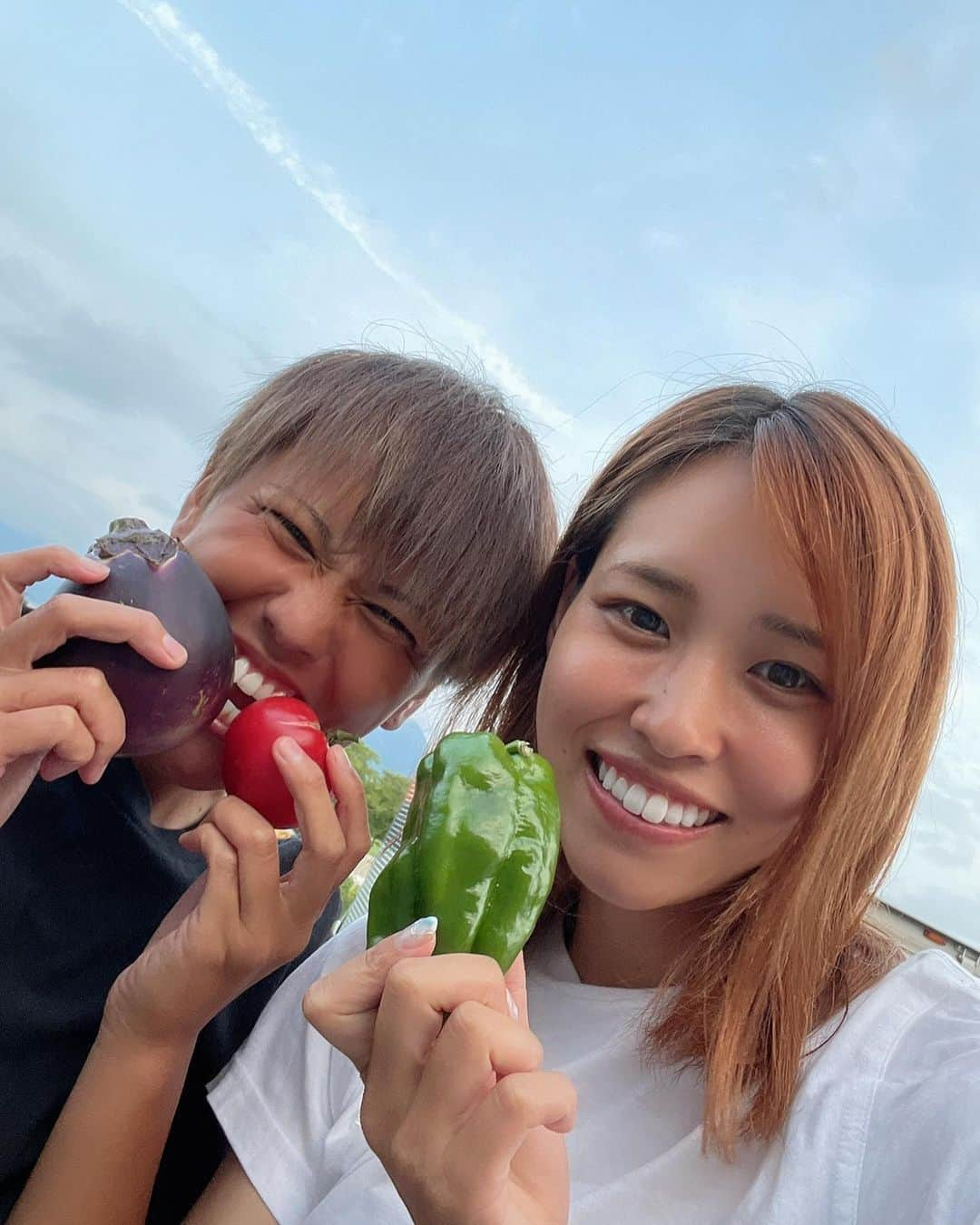 三谷沙也加さんのインスタグラム写真 - (三谷沙也加Instagram)「⁡ 夏野菜っっっ🤗🤗🤗！！！ ⁡ たくさん頂きました🧡🧡🧡 ありがとうございます☺️💕 ⁡ 夏バテしないように たくさん食べなきゃっ😋🍽 ⁡ ⁡ 練習終わりに野菜🫑🍆🍅🥒とパシャリ📸  舞、黒い🤣 沙也加が凄い白く見える！笑」8月11日 21時49分 - sayaka_mitani7