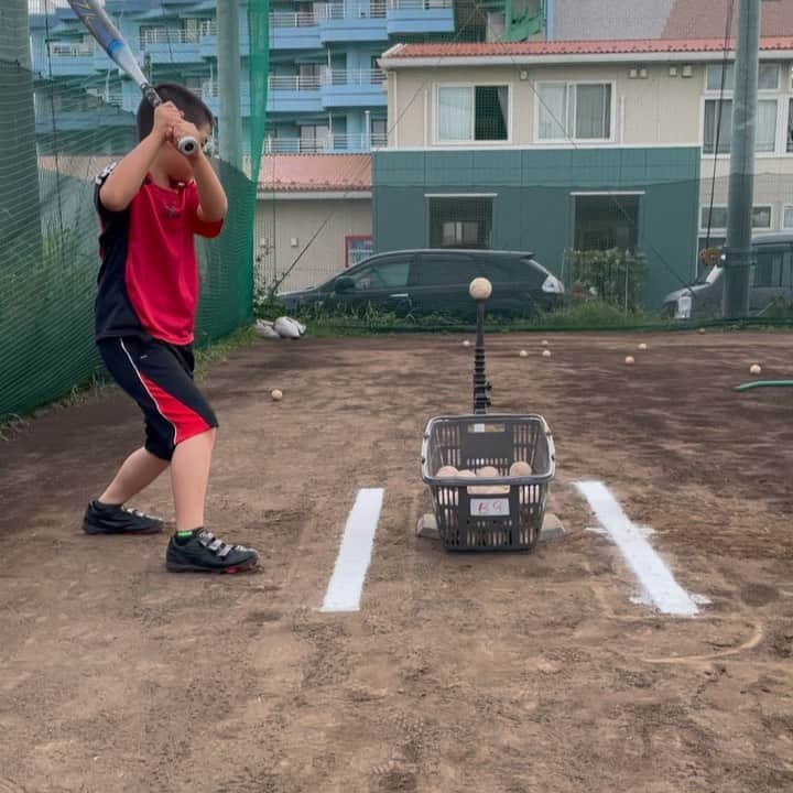 一場靖弘のインスタグラム：「⚾️水曜日のアカデミー⚾ ・アップ ・バッティング (置きティー、ロングティー、早打ち) ・メディシンボールトレーニング ・キャッチボール ・捕球トレーニング4種 ・ノック 体験1名参加❗️ 身体は小さいがセンスはあるのでトレーニング次第でいくらでも変わります💪 タイミングの取り方、強い打球の打ち方を毎週やっております❗️ いつでも塾生、体験募集してます😁  #千葉 #松戸市 #流山市 #三郷市 #柏市 #レッドストロングス松戸 #一場靖弘ベースボールアカデミー #両国整骨院 #野球塾 #一場靖弘 #元プロ野球選手 #ベースボール #野球 #草野球 #野球教室 #個別指導 #ナイター野球 #少年野球 #シニアリーグ #ボーイズリーグ #ポニーリーグ #軟式野球 #硬式野球 #アンダーアーマー #生徒募集中 #野球教室 #出張野球教室 #youtube #ロングティー #バッティング練習法 #フィジカルトレーニング」