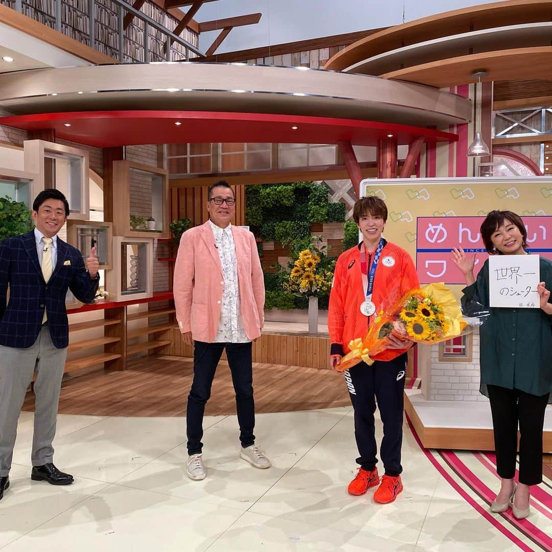 松井礼明のインスタグラム：「バスケットボール銀メダリストの林咲希選手、めんたいワイド生出演(^^) 生放送で3ポイントきっちり決めて頂きました！さすがです！ありがとうございました。  #林咲希 #オリンピック #メダリスト #東京五輪 #東京オリンピック #めんたいワイド #3ポイント #世界一のシューター #バスケット」