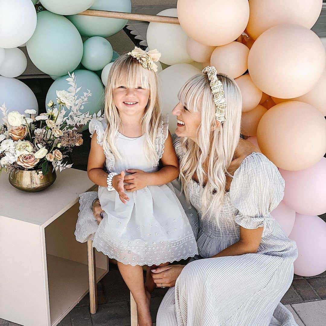 ケリー・マレーのインスタグラム：「✨FOUR ✨ Quincy Mae - you fill our lives with joy and laughter. There is truly no one like you. So so lucky to be your mama. Happy birthday baby girl.  (turned 4 on the 5th but we celebrated this weekend) ✨」