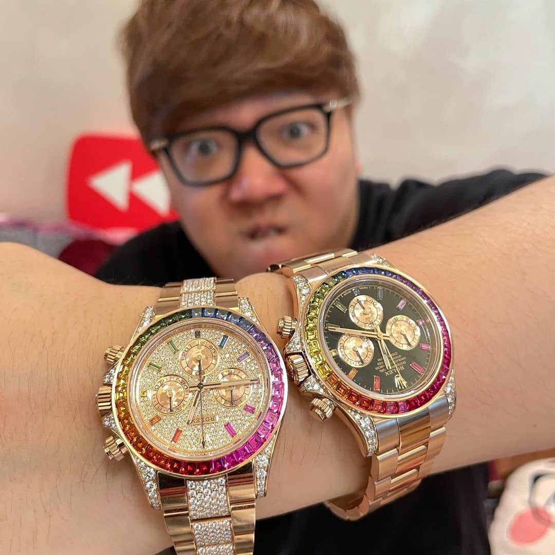 HIKAKINのインスタグラム：「新しく時計2本ゲット⏰ ROLEX Daytona Rainbow🌈 ロレックスデイトナレインボー🥺🎉 消費税で1000万超えました😨  #ROLEX #rolexdaytona  #rolexwatch  #watch」